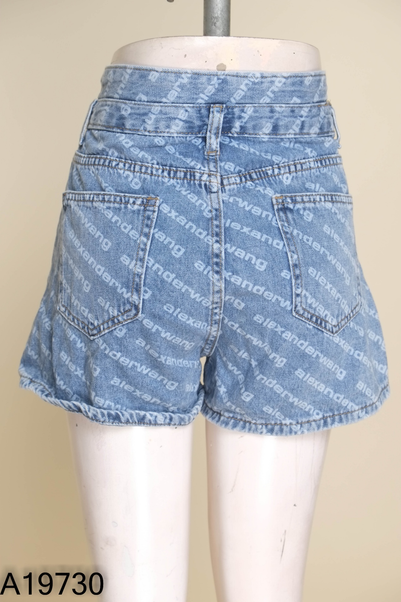 Quần short jean xanh phối chữ