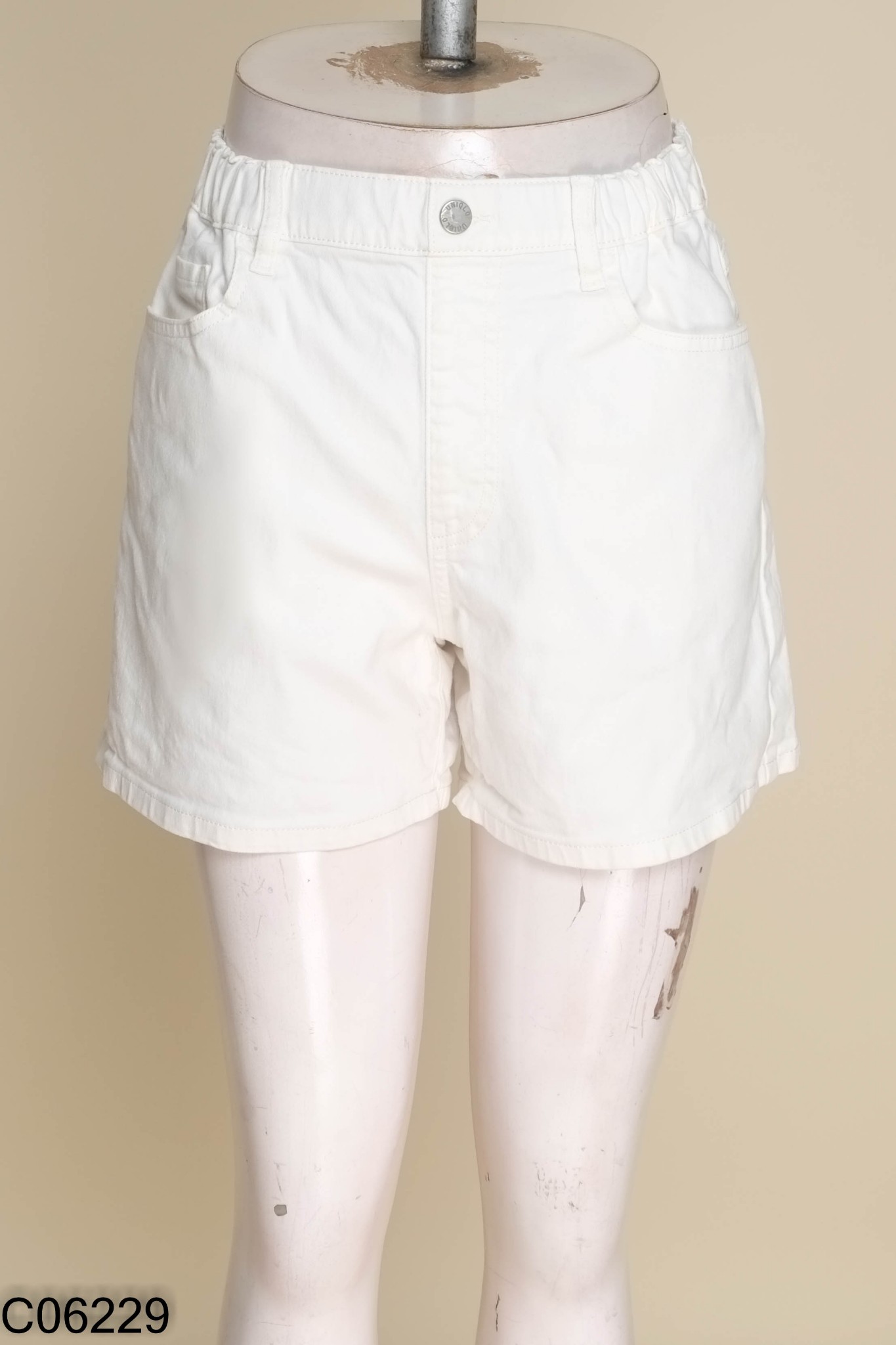 Quần shorts UNIQLO jeans trắng