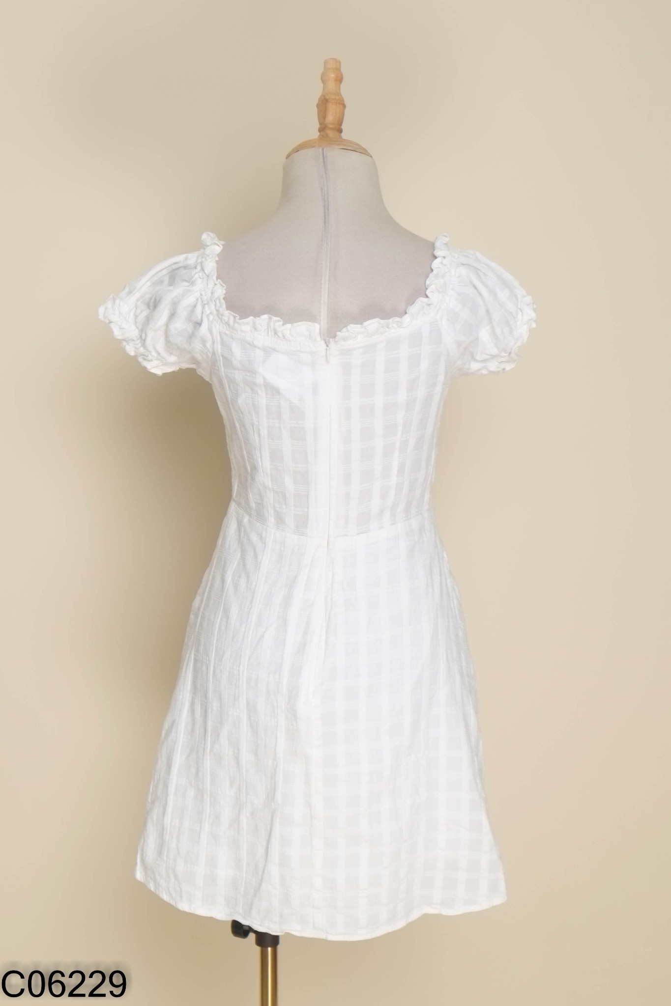 Váy trắng NAKED BY V đan dây