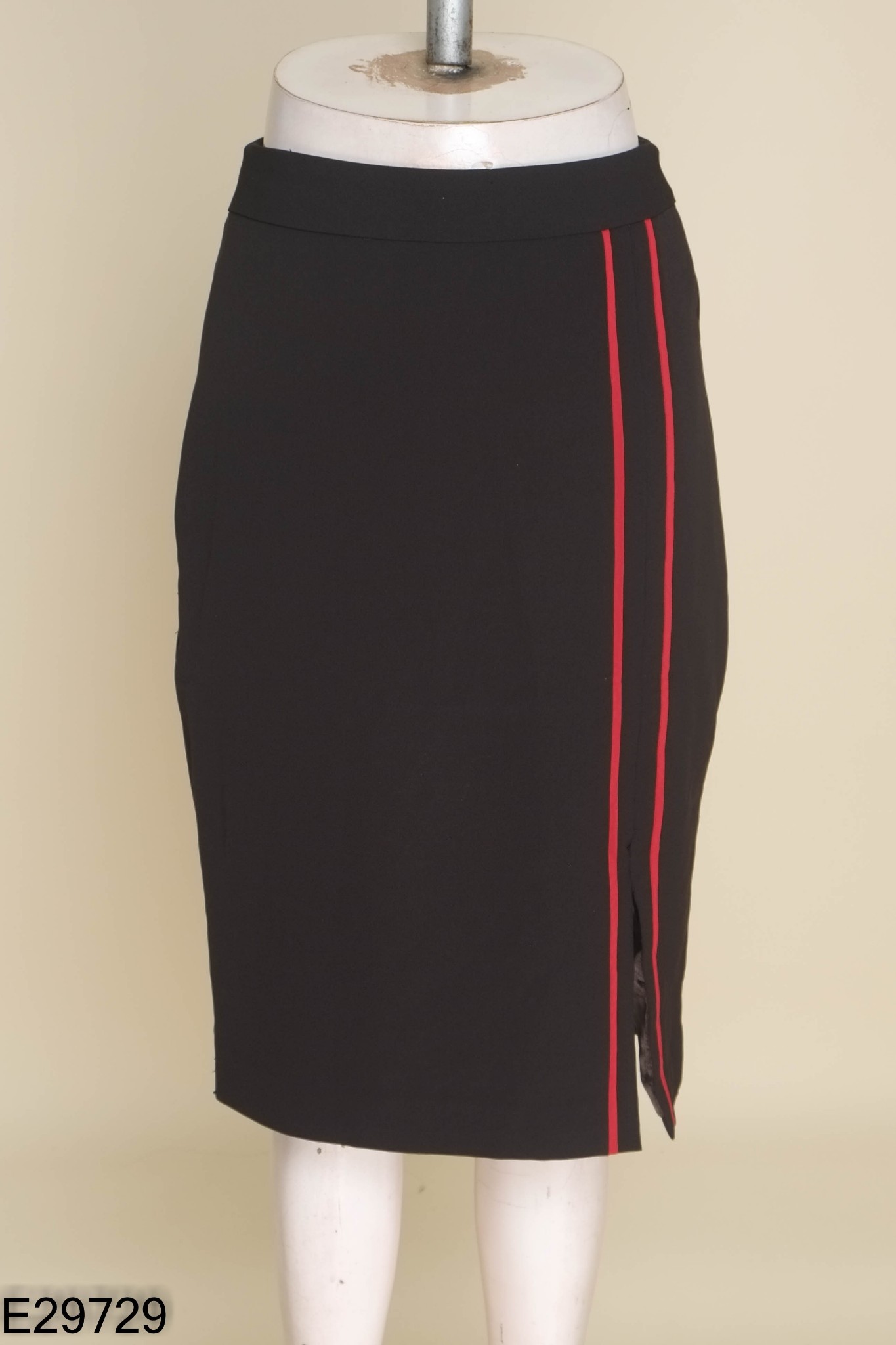 Chân váy IVY MODA đen sọc đỏ