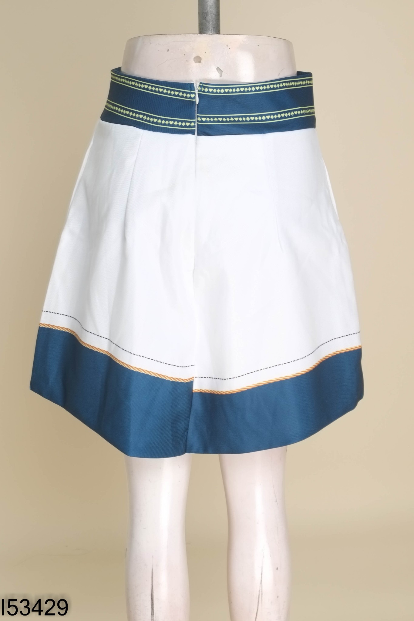 Chân váy đen phối xanh