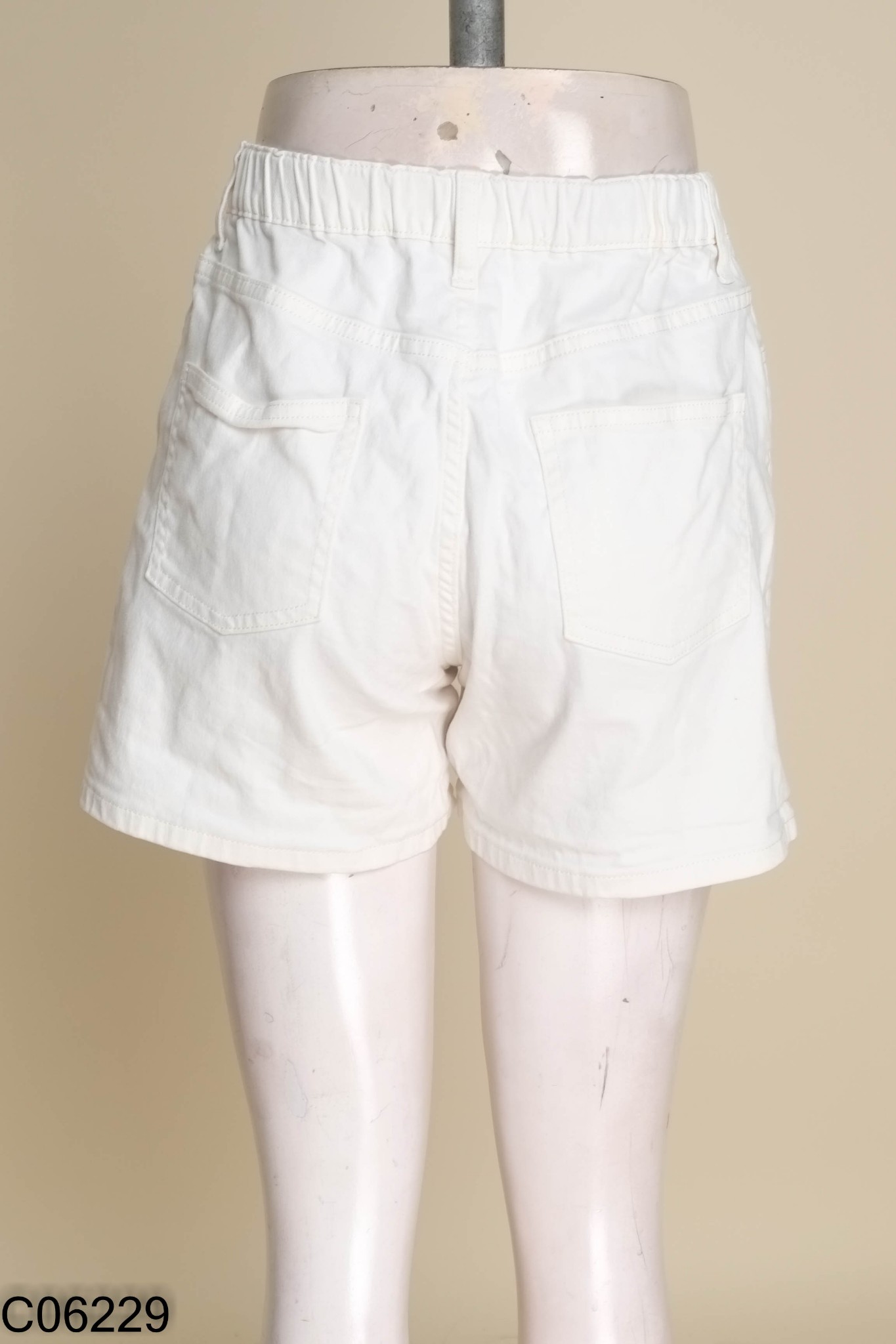 Quần shorts UNIQLO jeans trắng
