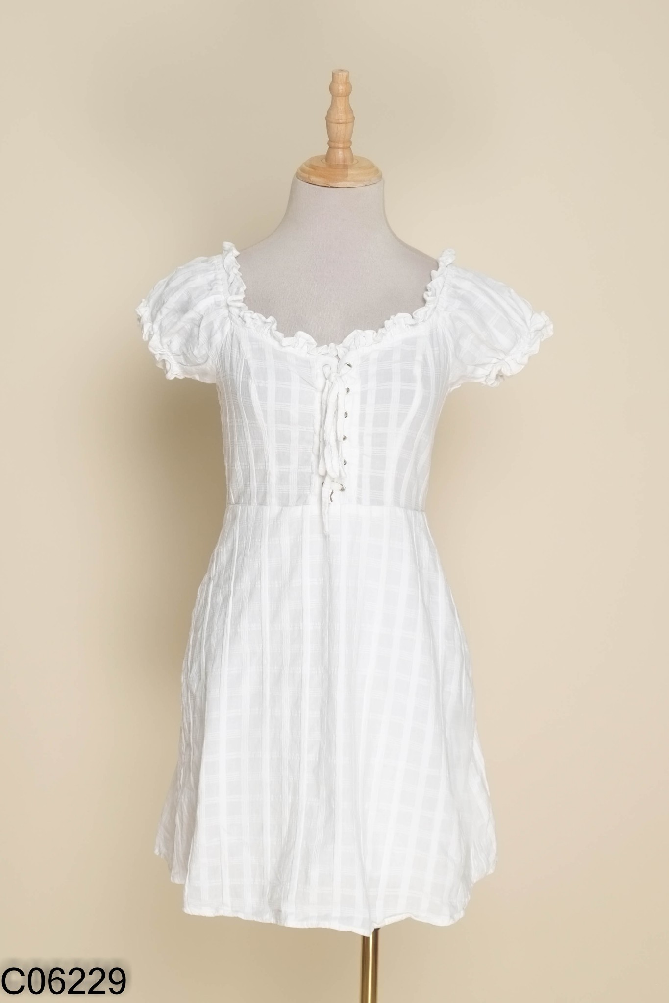 Váy trắng NAKED BY V đan dây