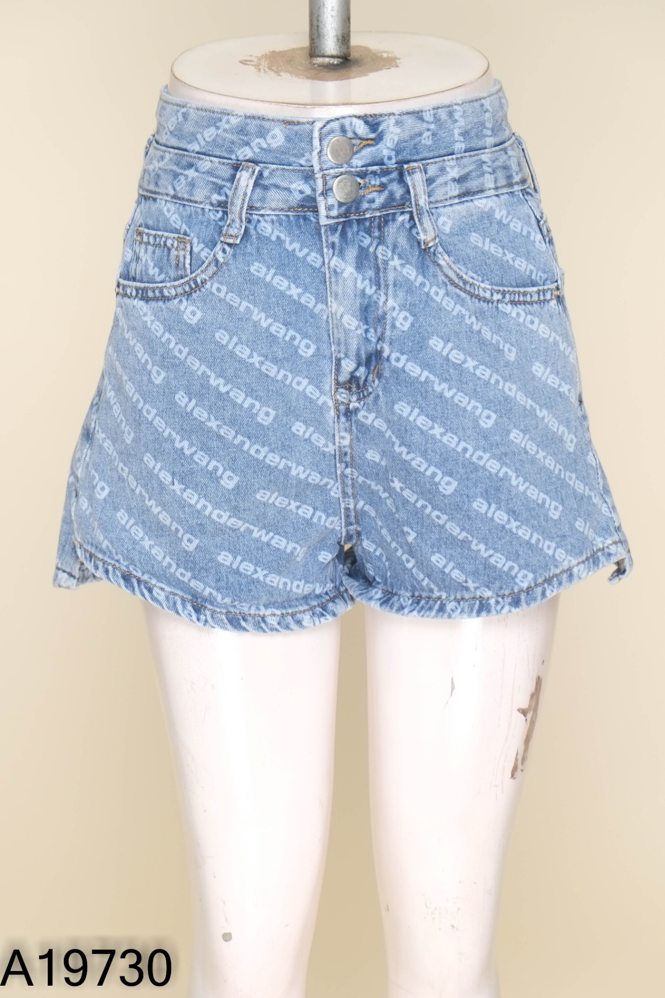 Quần short jean xanh phối chữ