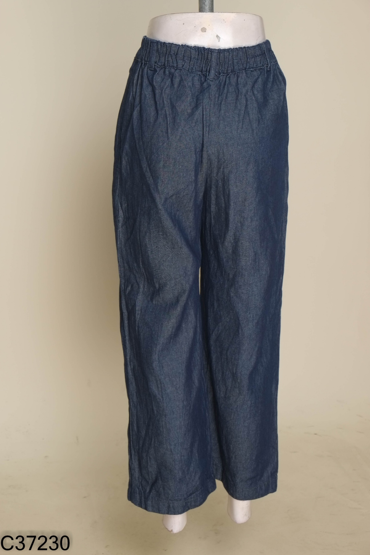 Quần jeans xanh trơn