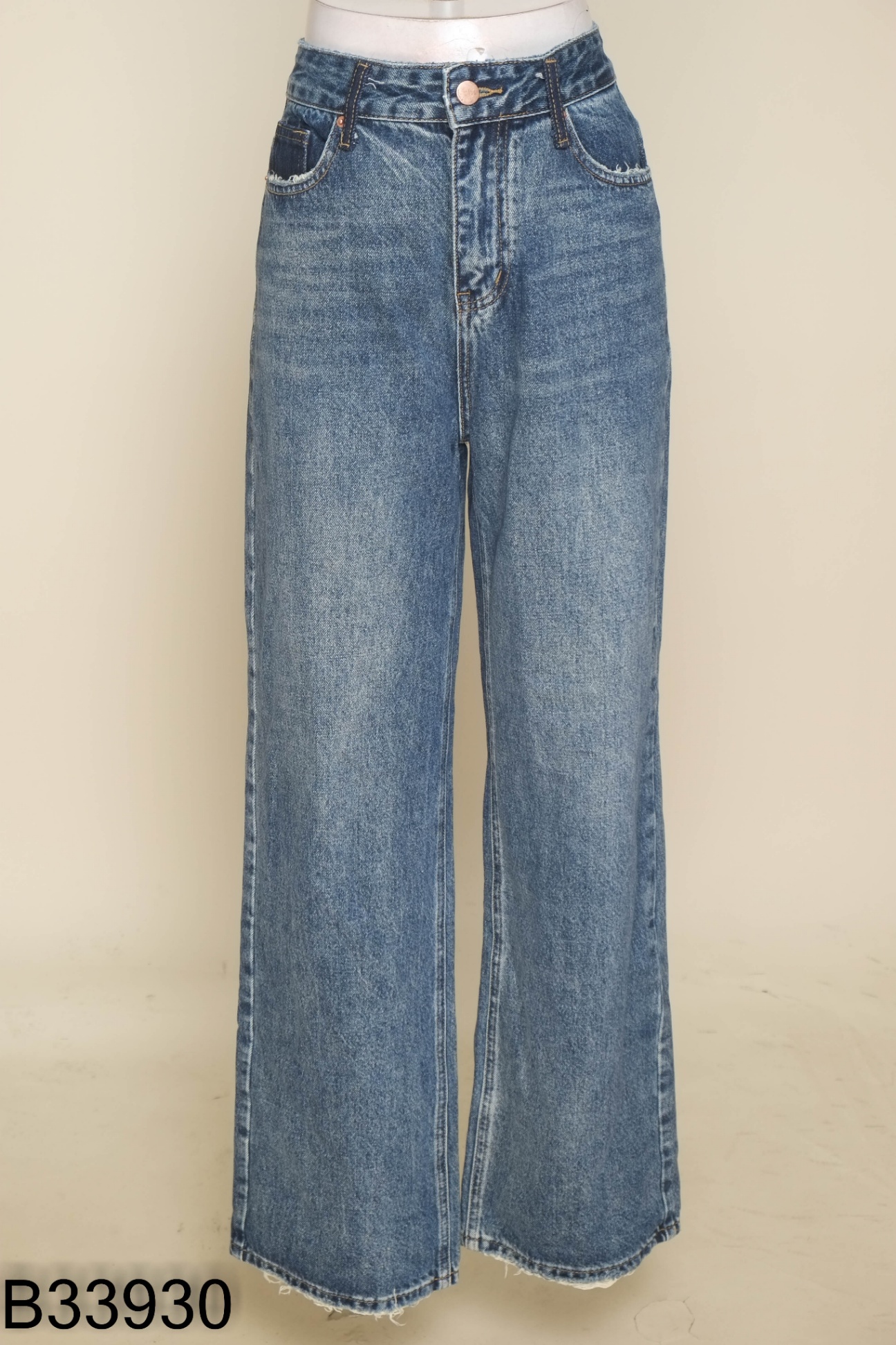 Quần jeans xanh dáng suông