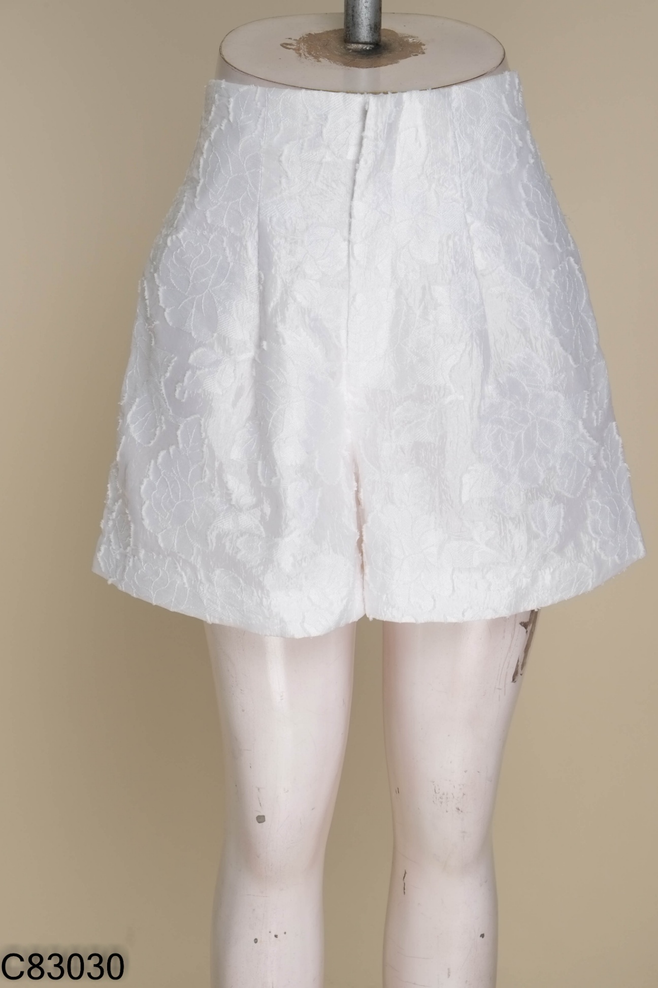Quần shorts trắng CECI CELA dập hoa