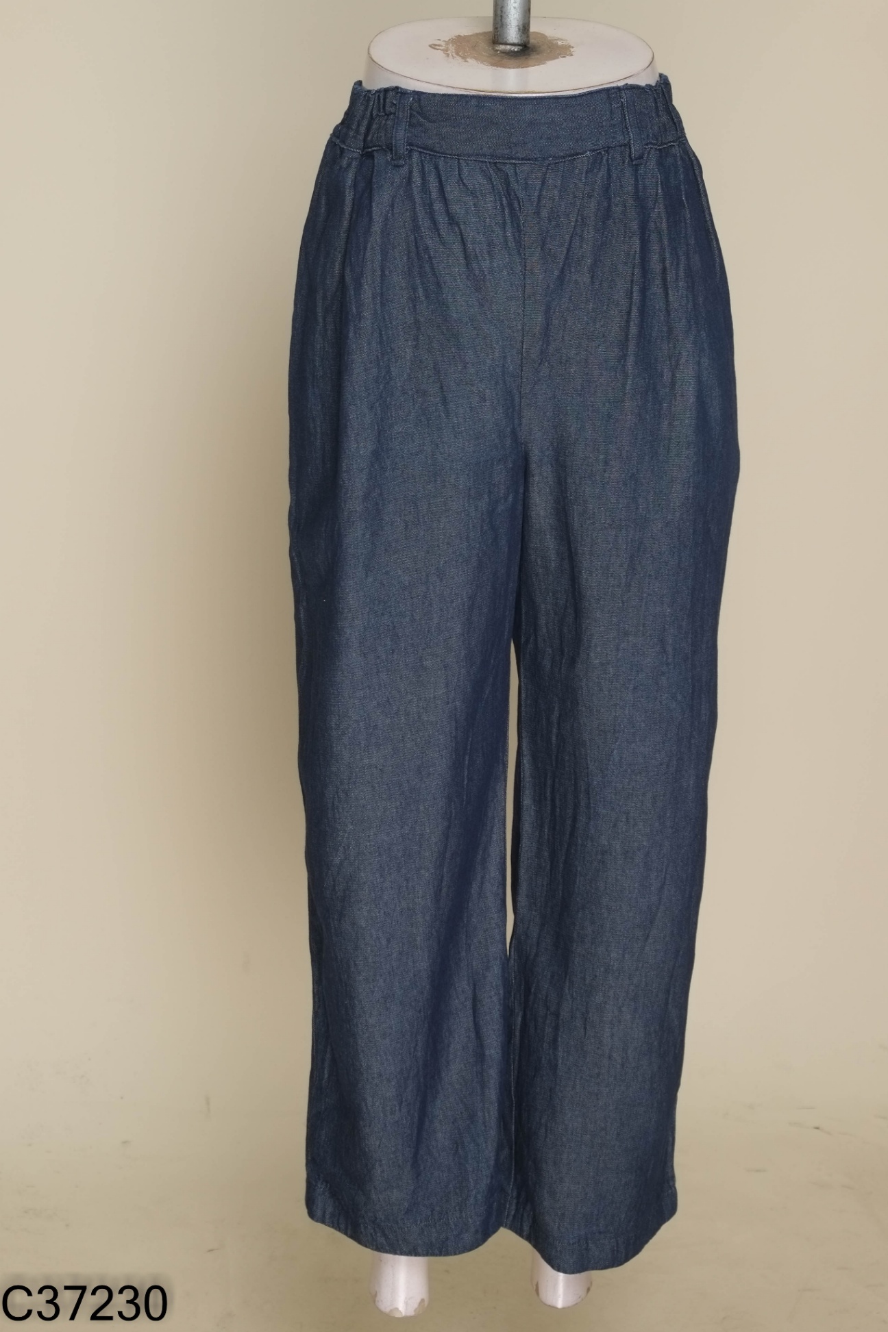 Quần jeans xanh trơn