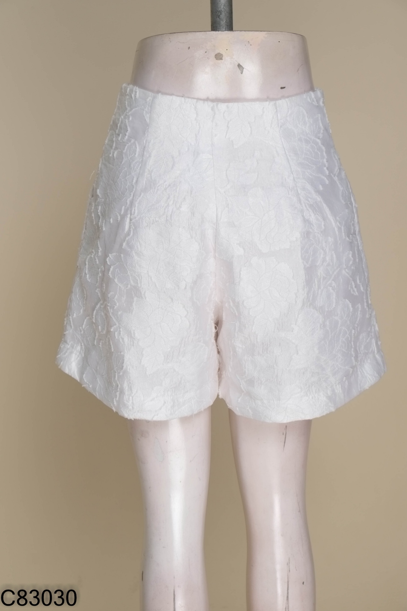 Quần shorts trắng CECI CELA dập hoa