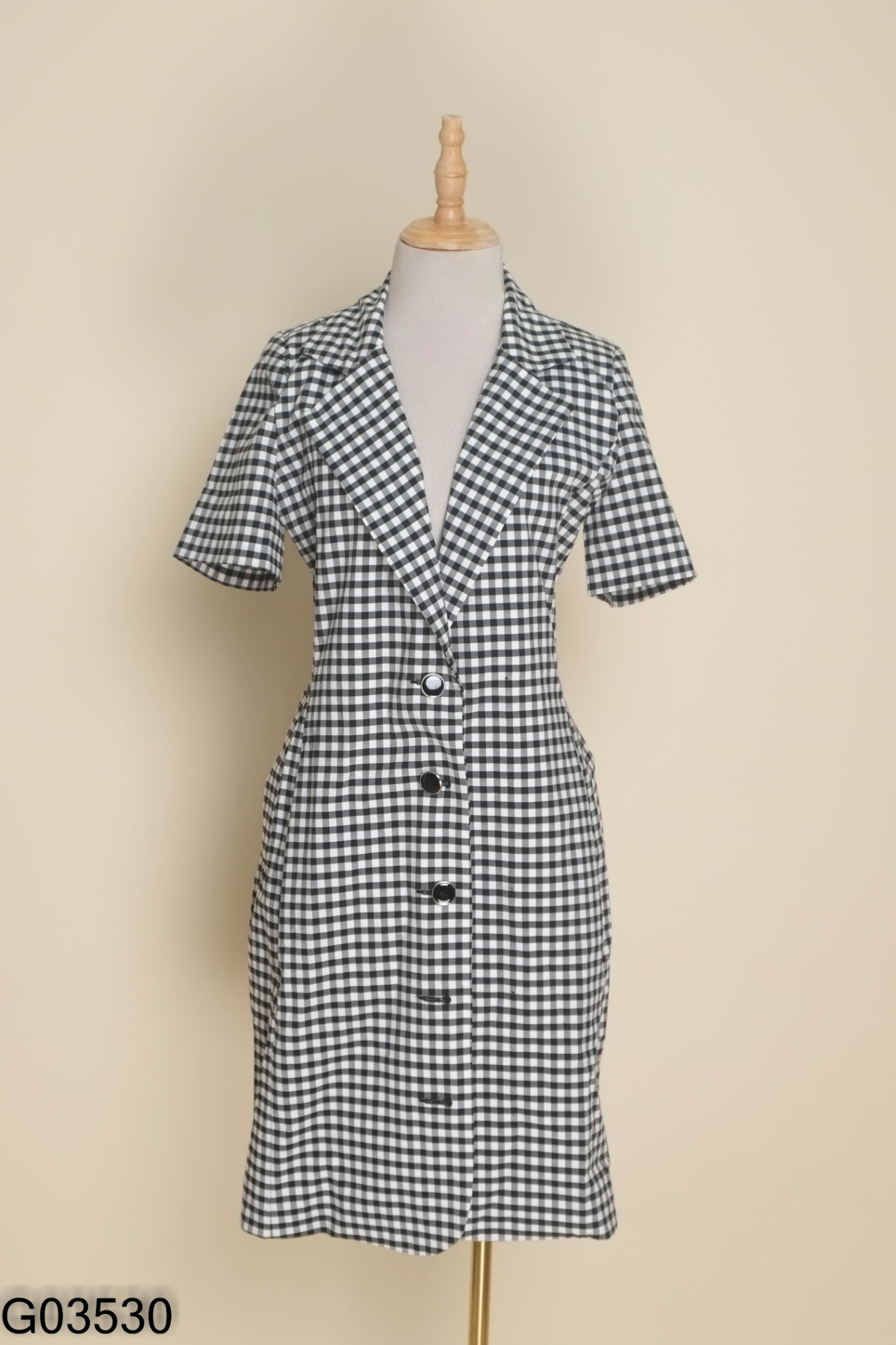Váy đen kẻ caro cổ vest