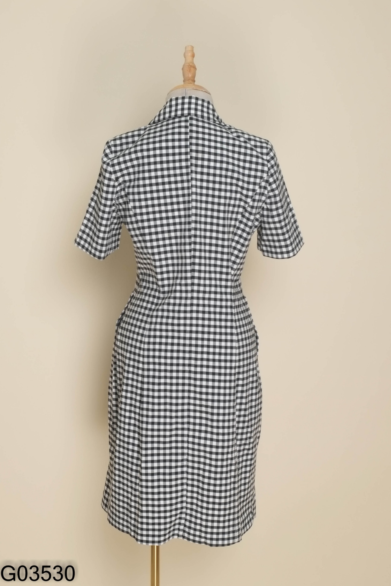 Váy đen kẻ caro cổ vest