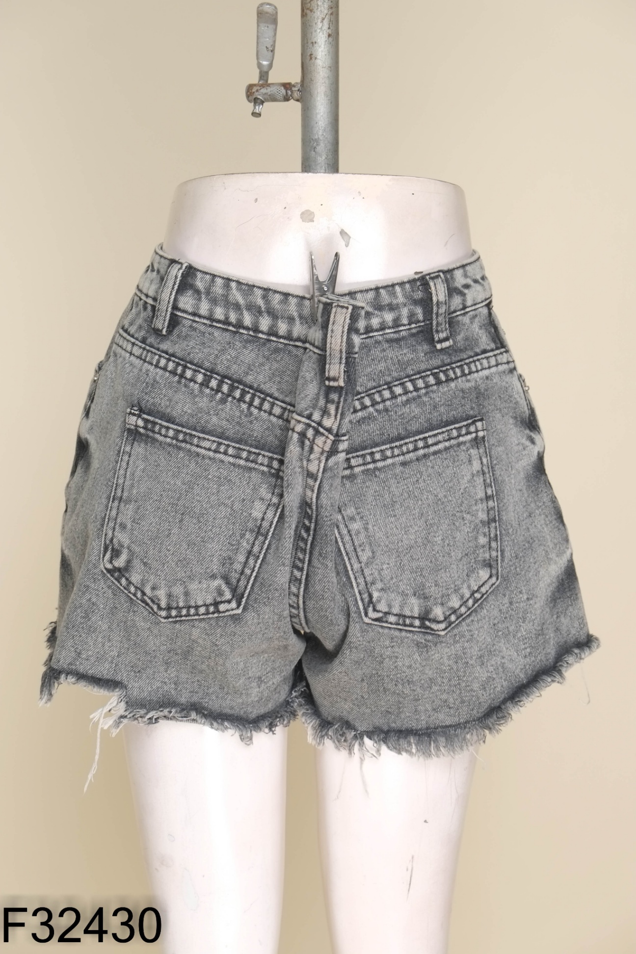 Quần short jeans ghi tua rua