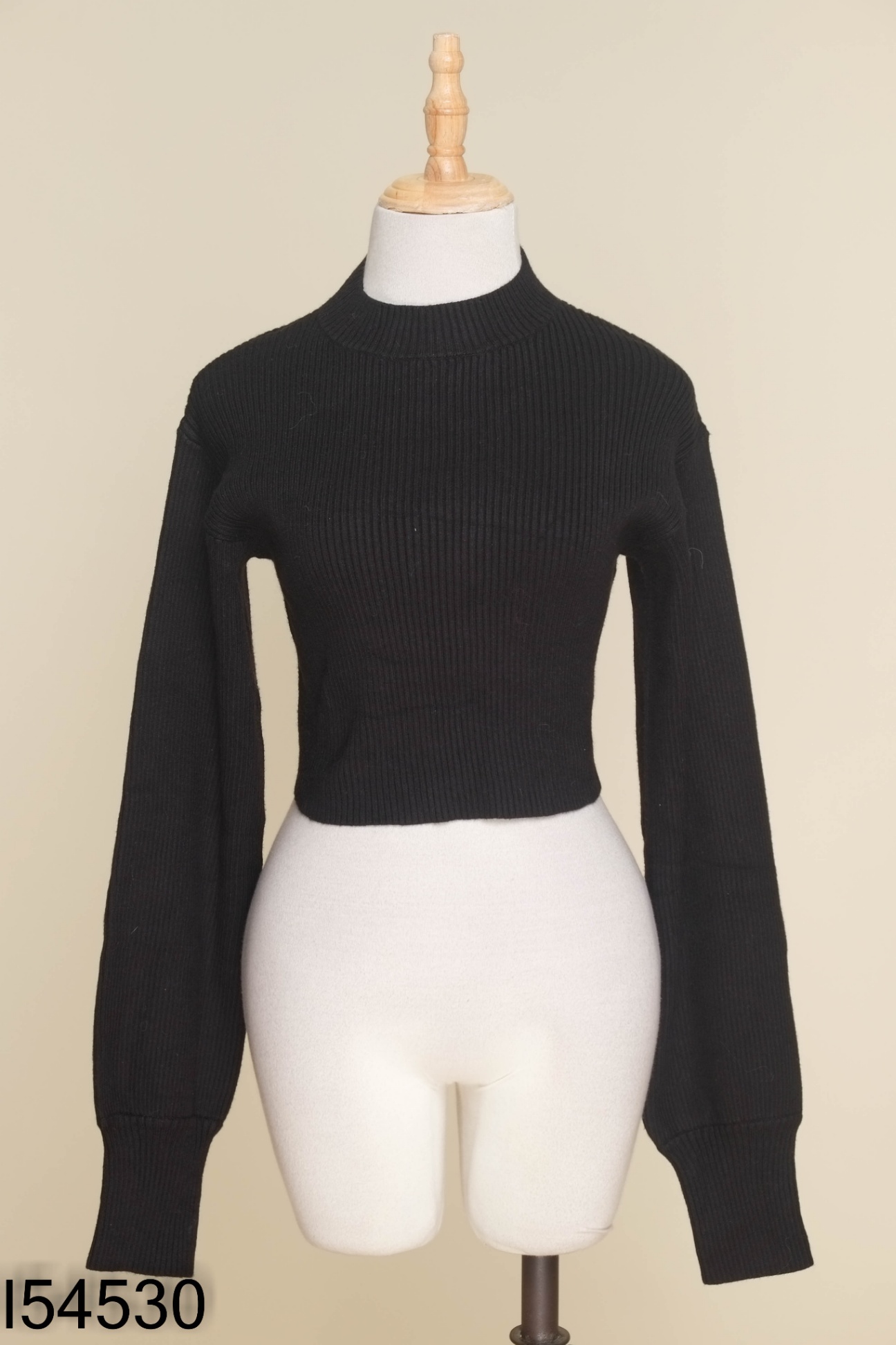 NEWTAG Áo BERSHKA len đen dáng ngắn