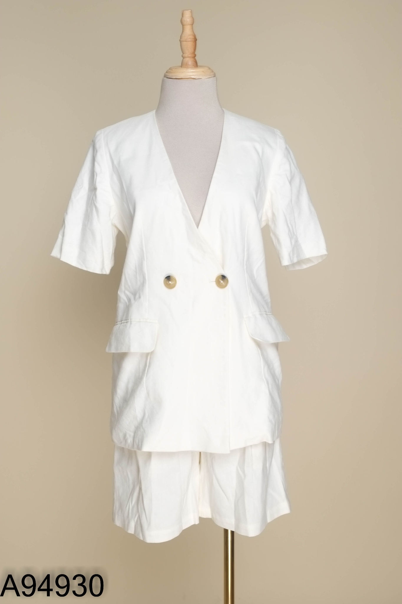 Set Áo trắng phối cúc + quần shorts lửng