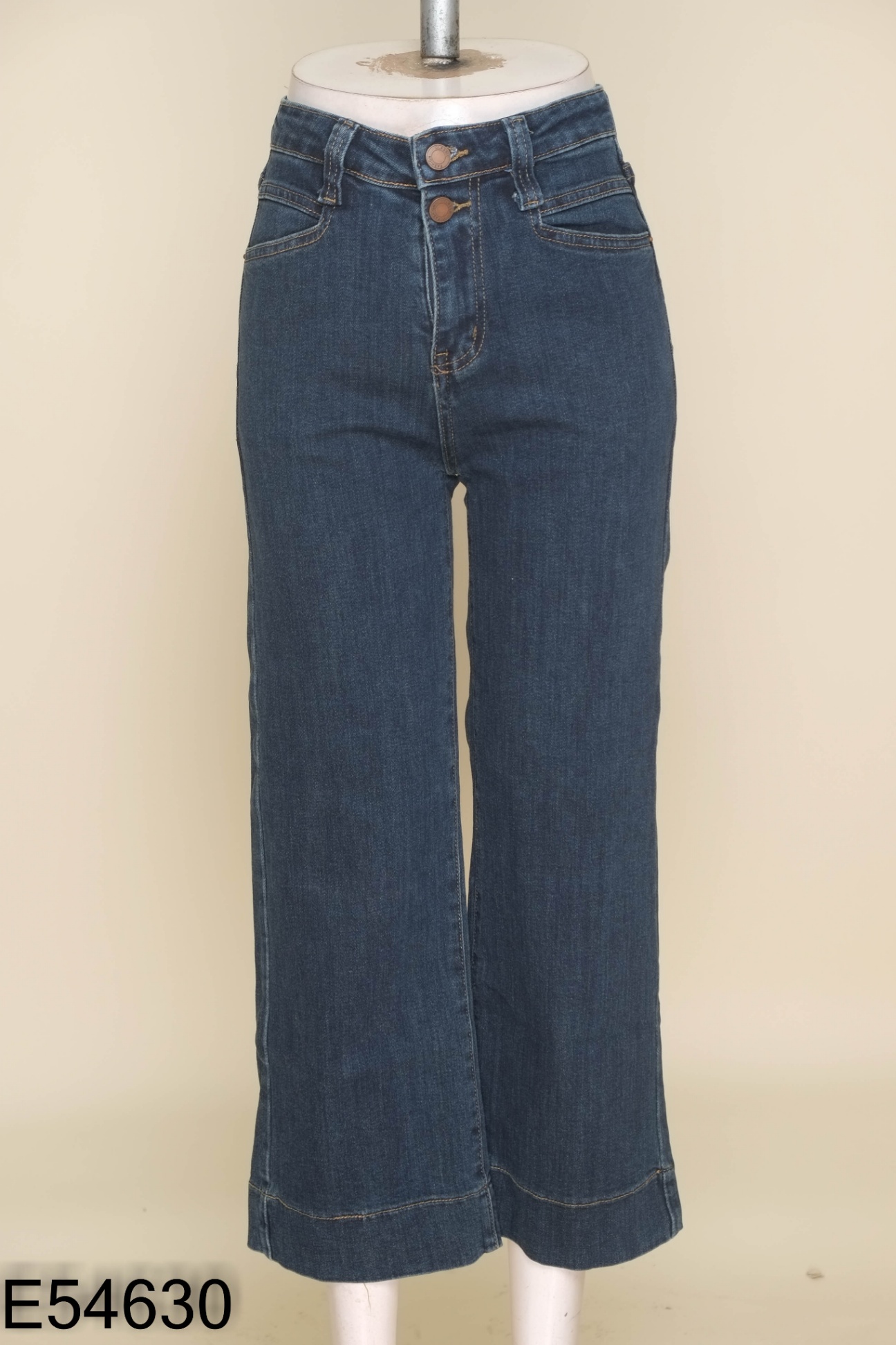 Quần jeans xanh ống loe