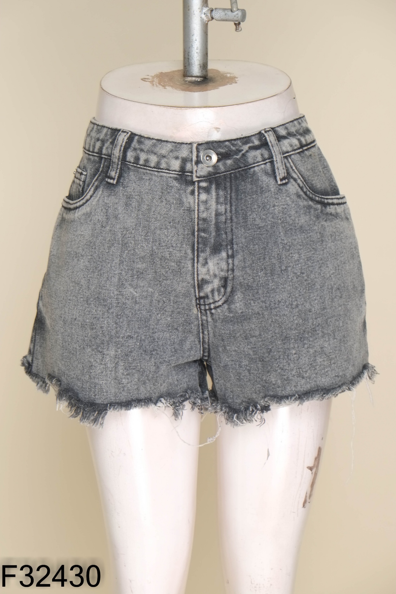 Quần short jeans ghi tua rua