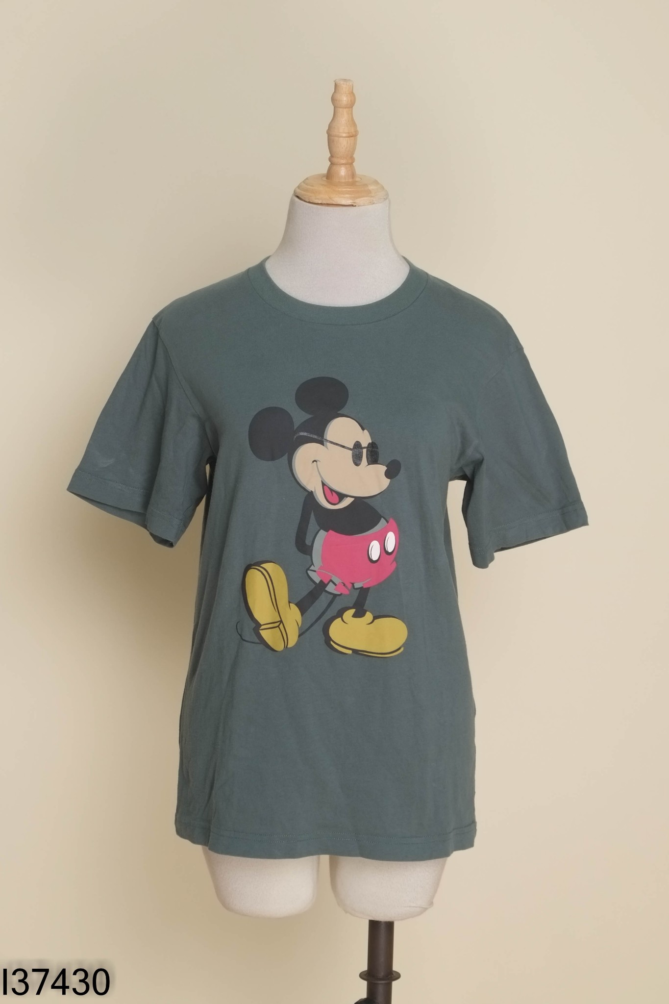 Áo xanh UNIQLO in hình Mickey