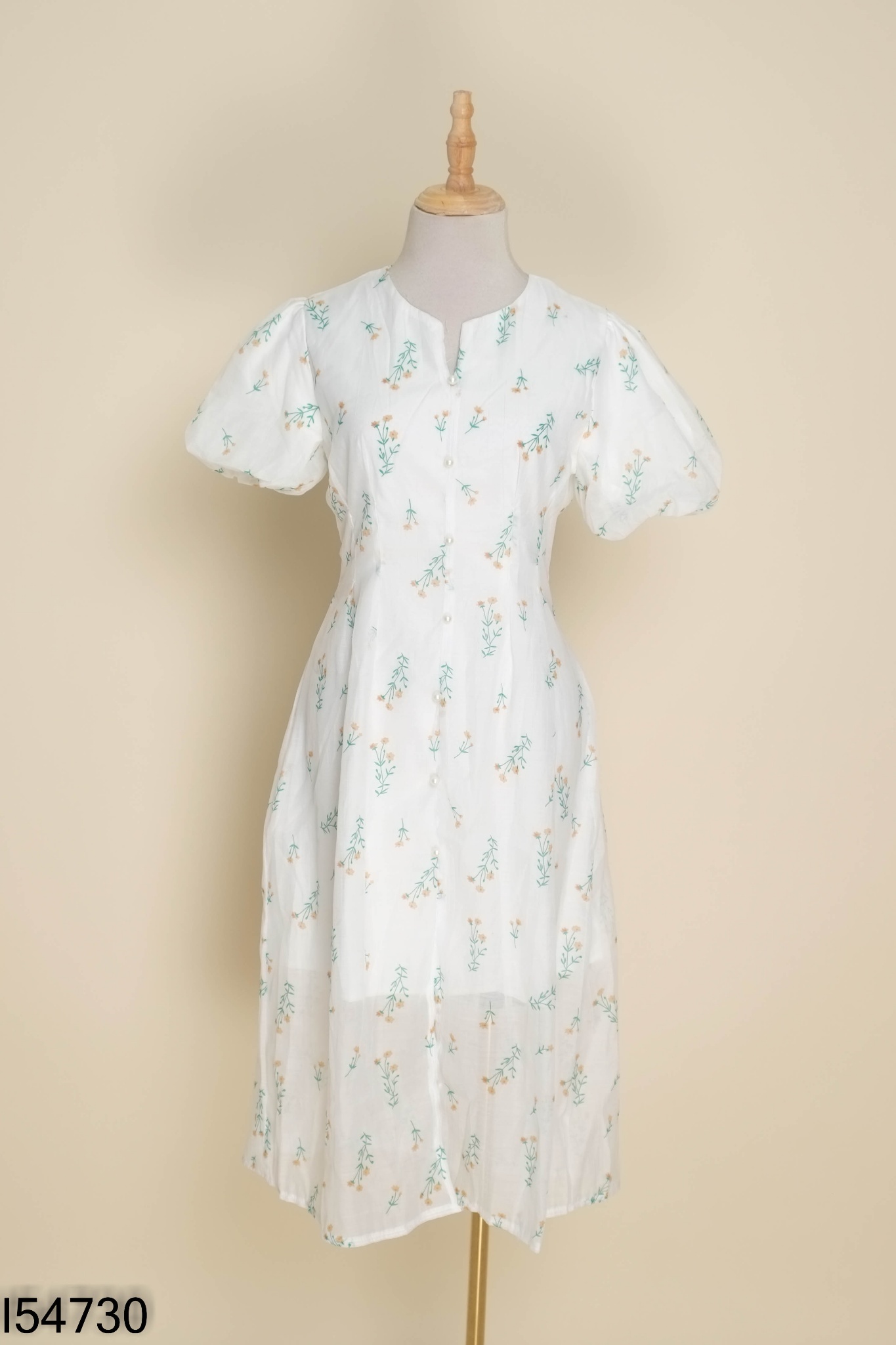 Váy chiffon trắng hoa đính ngọc