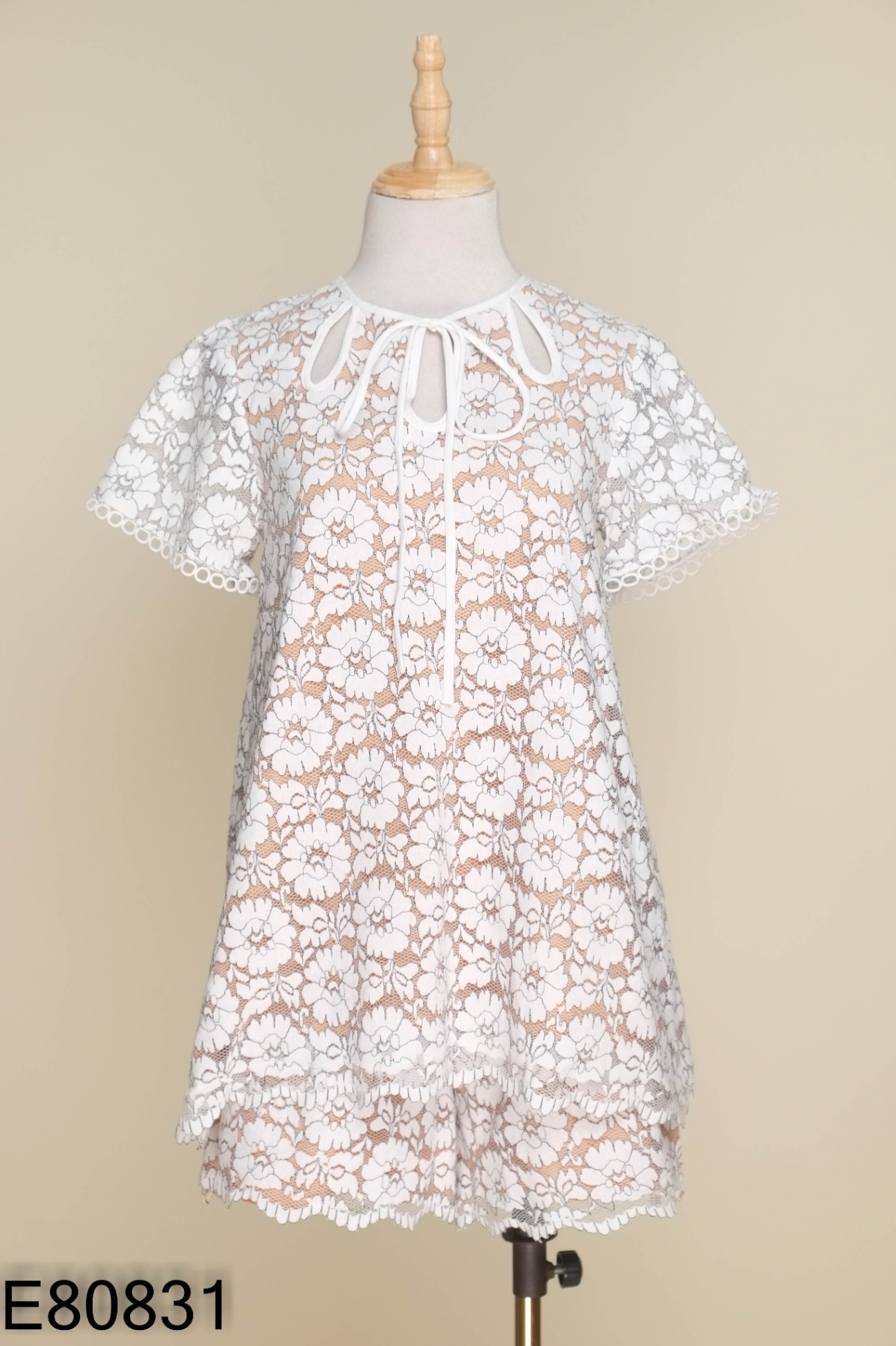 Set MAI.DE ren trắng áo kiểu + quần shorts