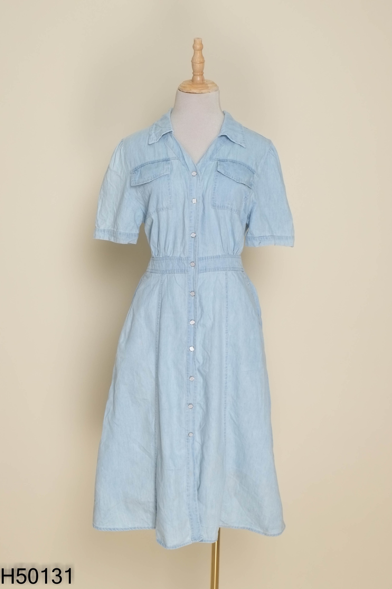 Váy jeans xanh nhạt cài khuy