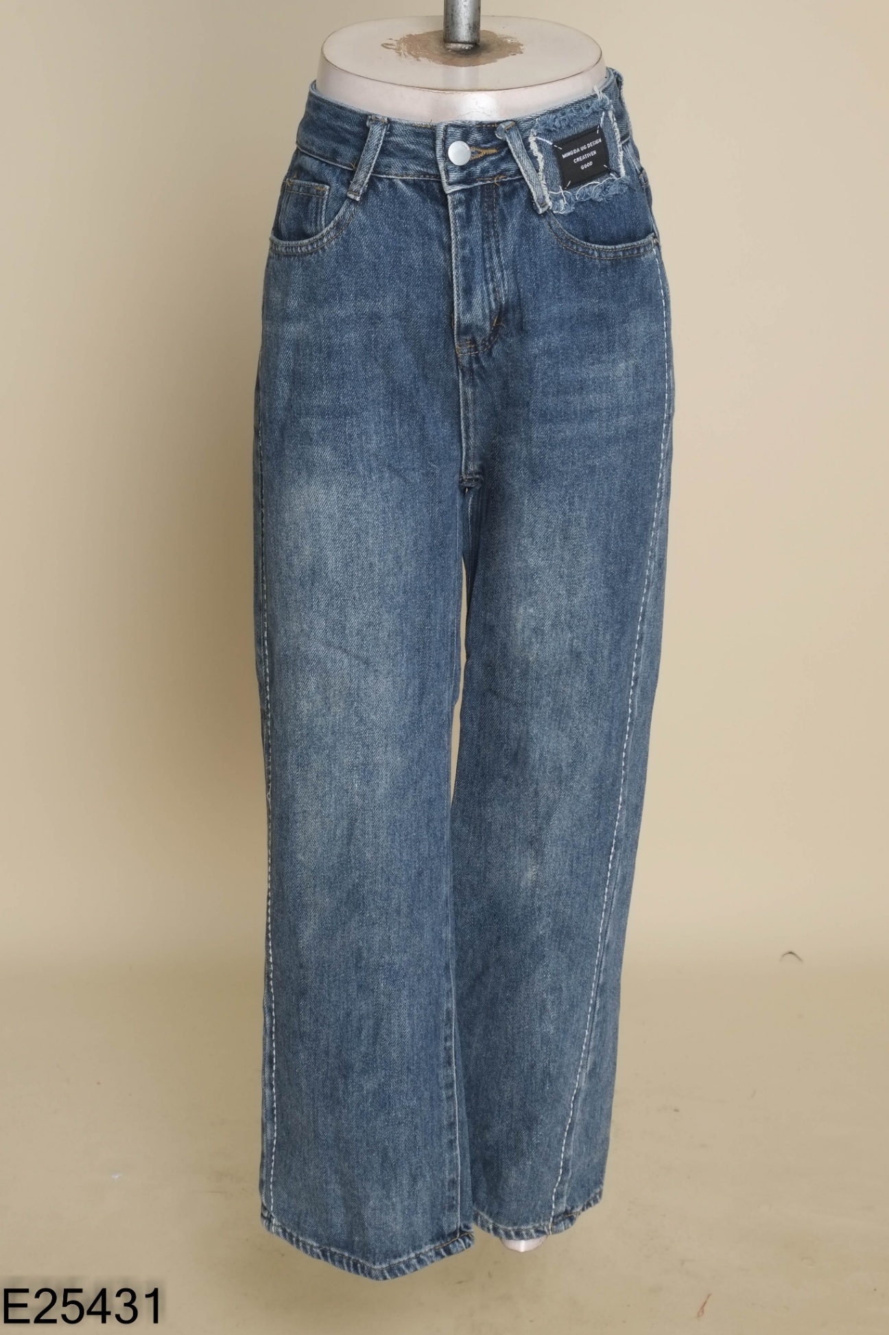 Quần jeans xanh chỉ trắng