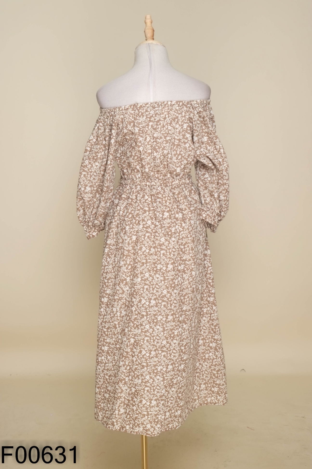 Váy GU be hoa trễ vai