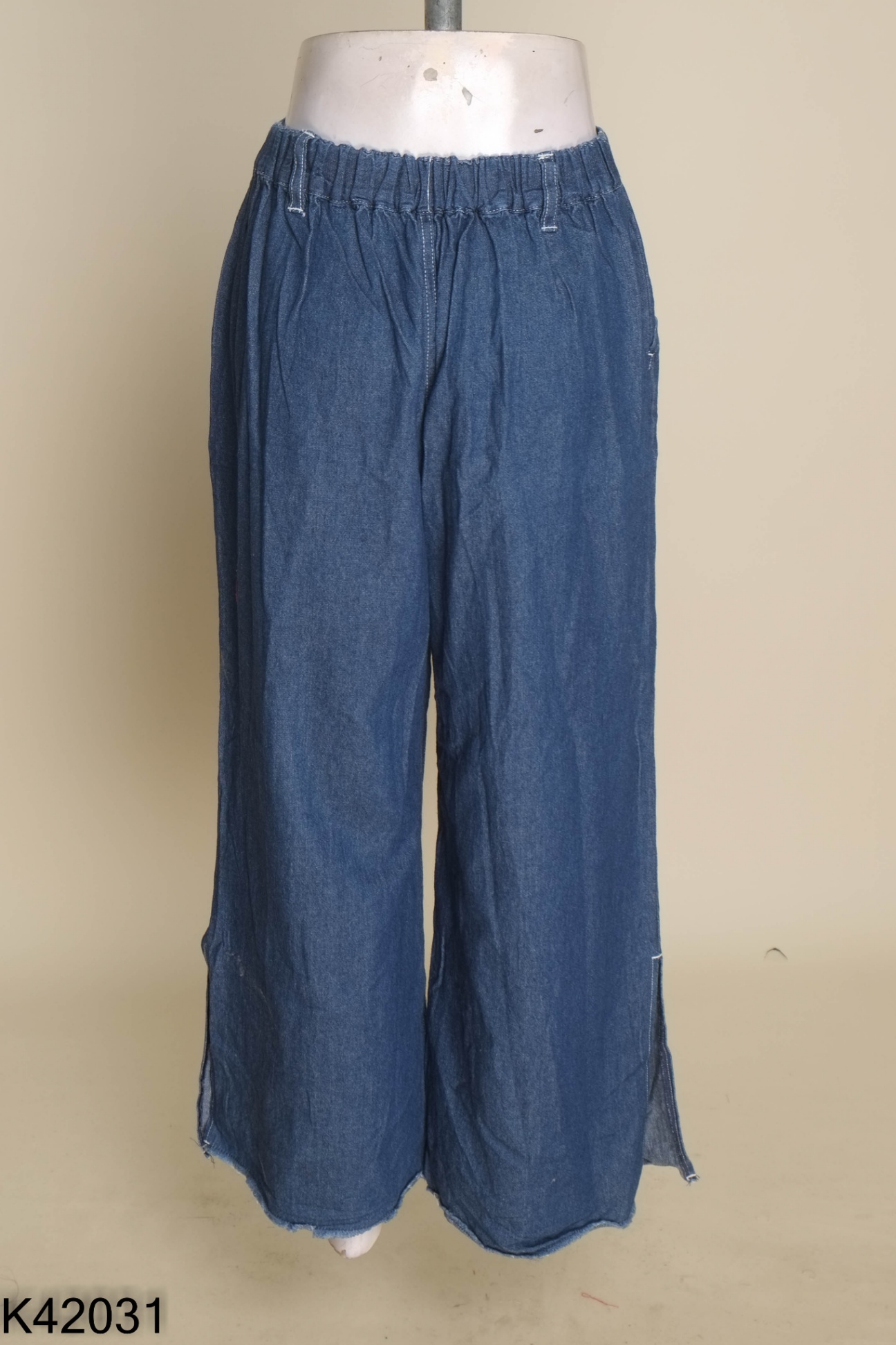 Quần jeans xanh xẻ gấu (jeans mềm)