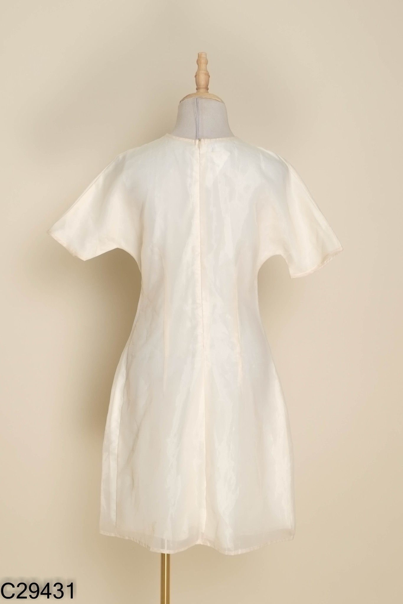 Váy organza be họa tiết