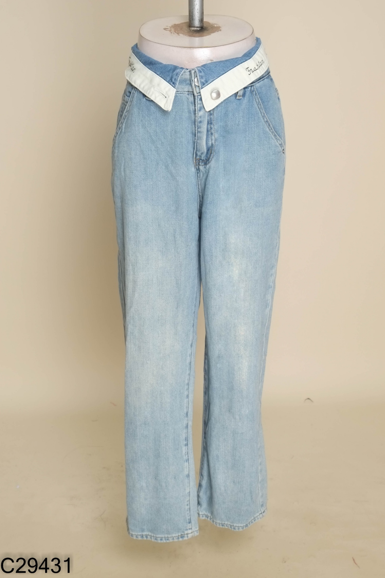 Quần jeans xanh eo bẻ vạt