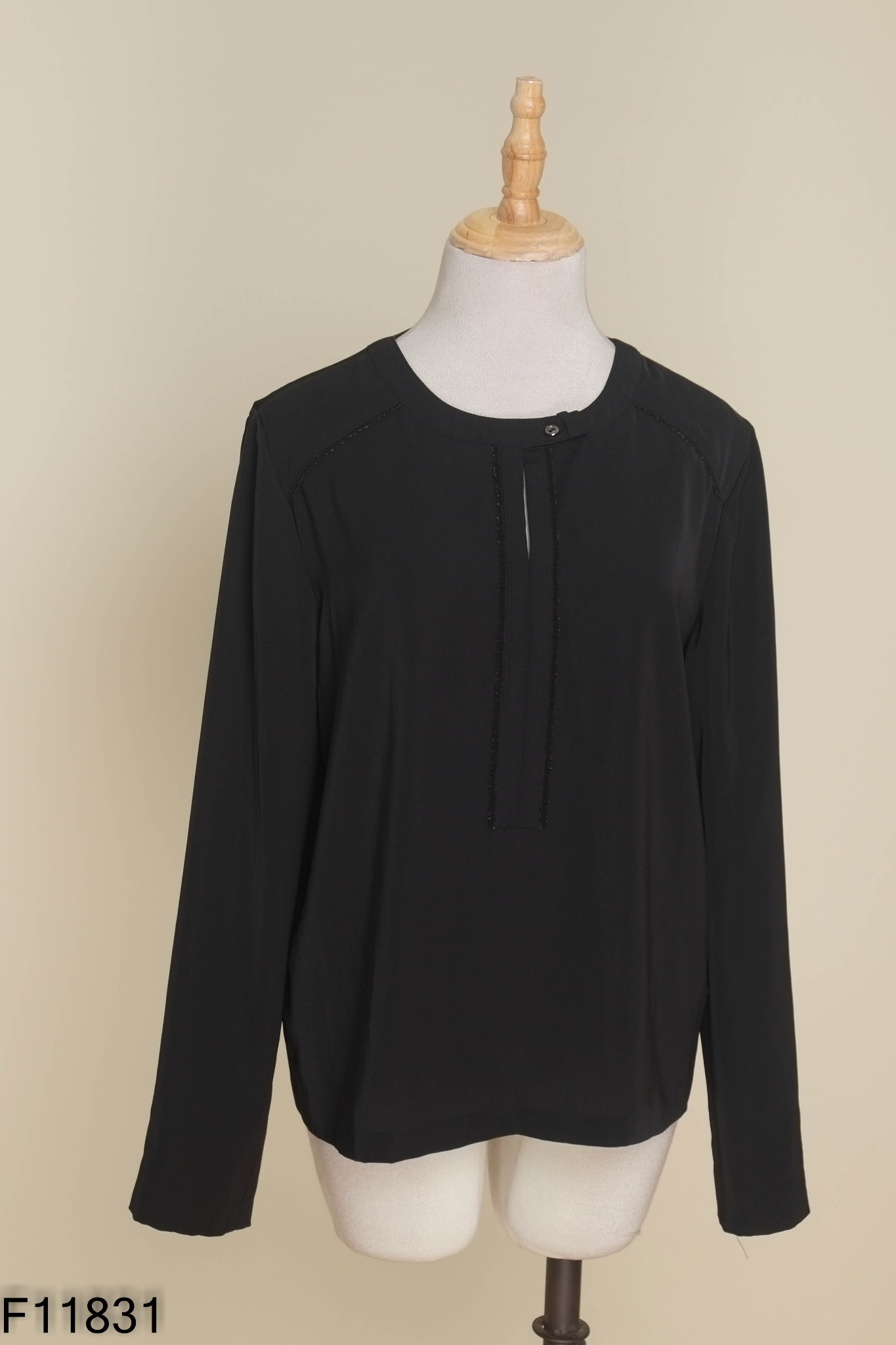 Áo IVY MODA đen viền tua rua