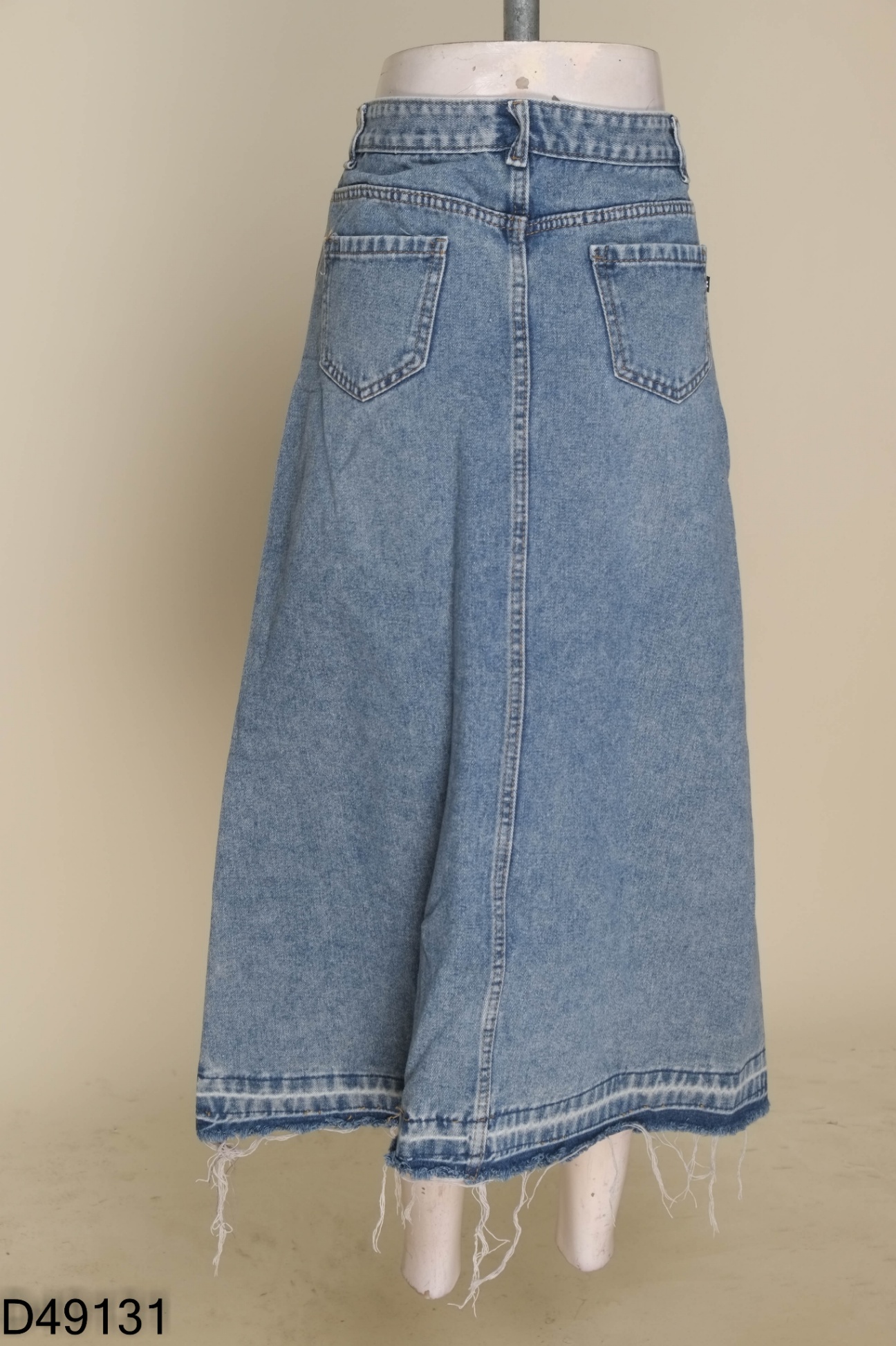 Chân váy jeans cắt gấu