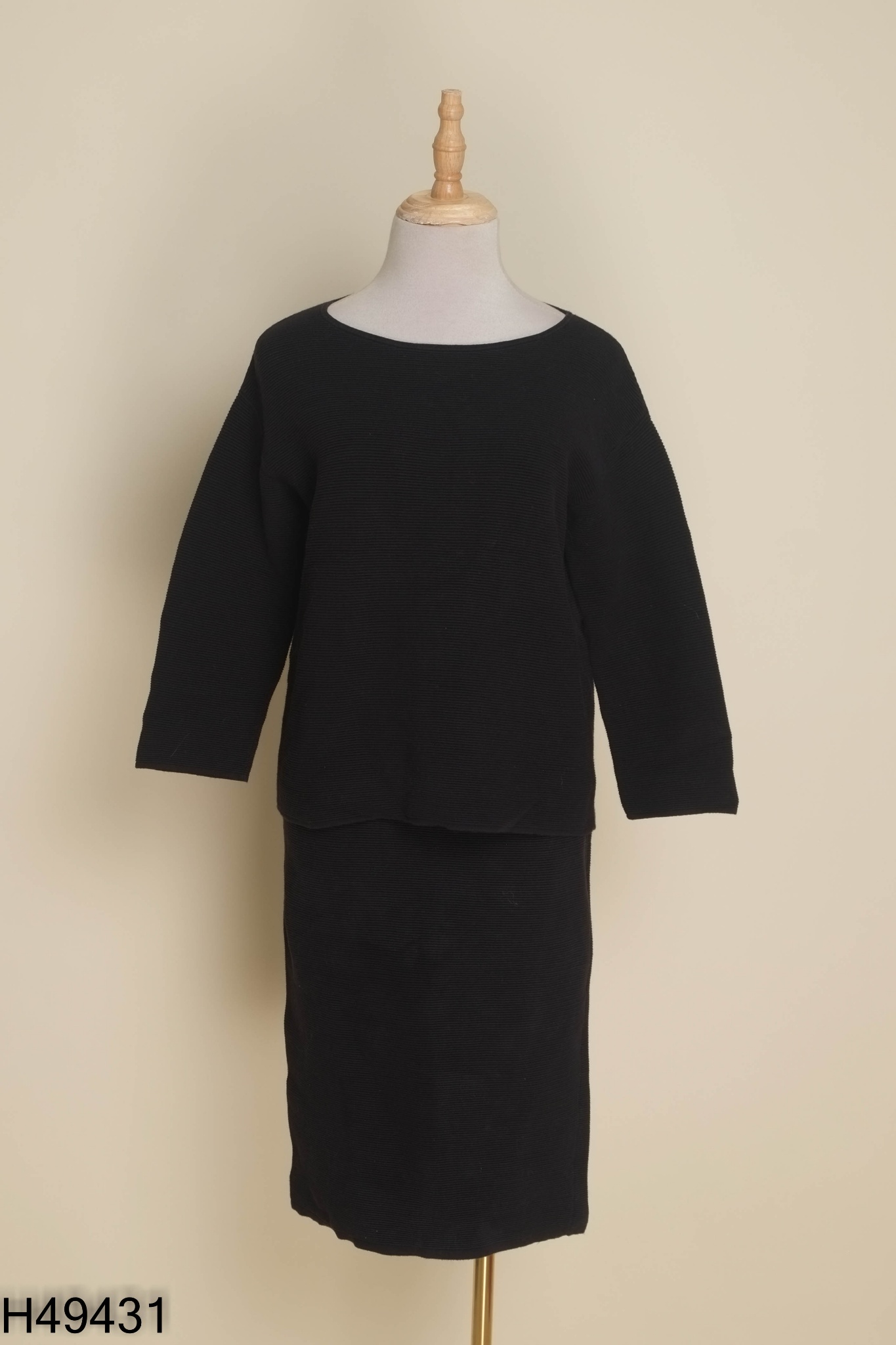 Set Áo UNIQLO đen cổ thuyền + chân váy