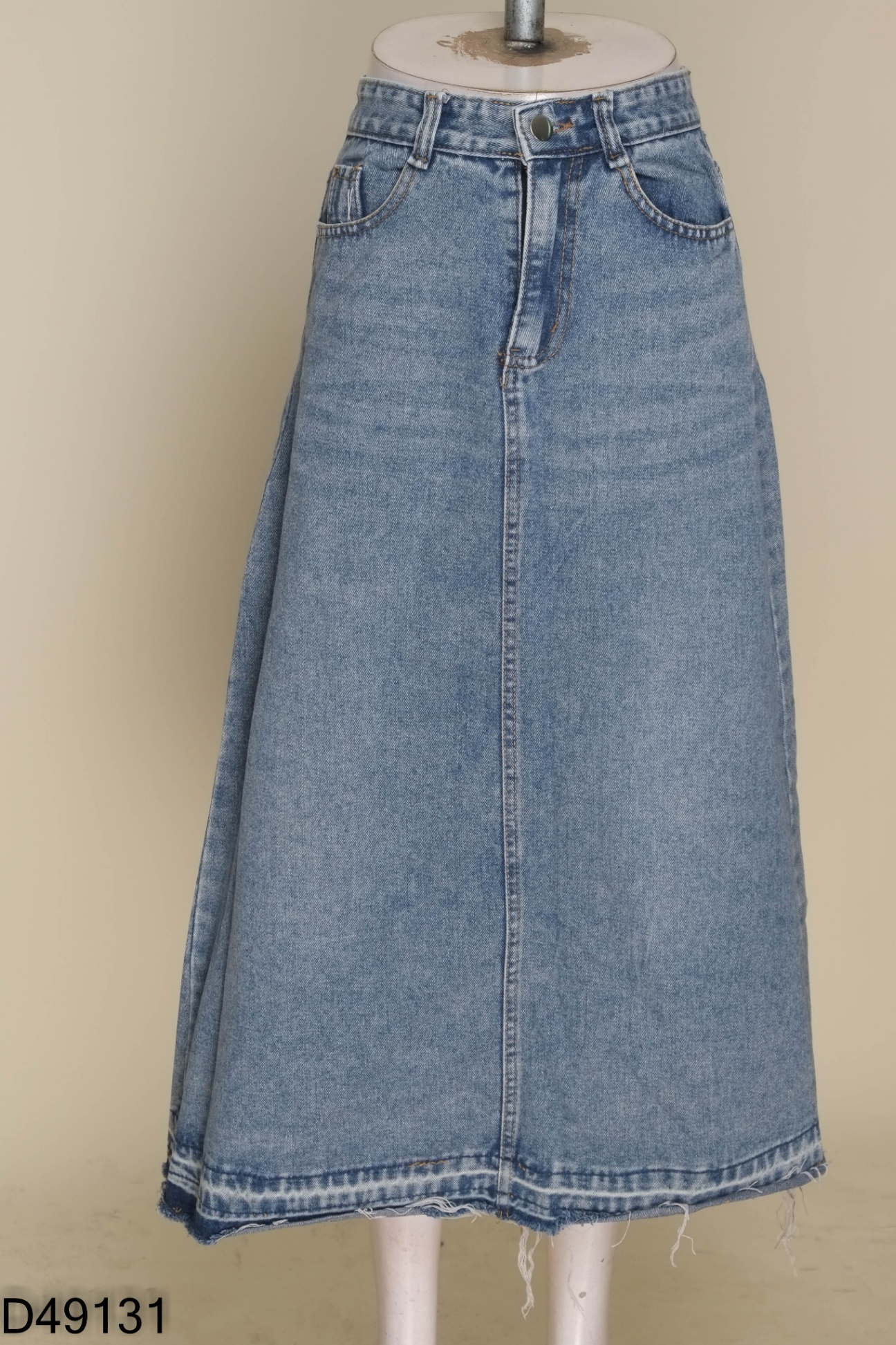 Chân váy jeans cắt gấu