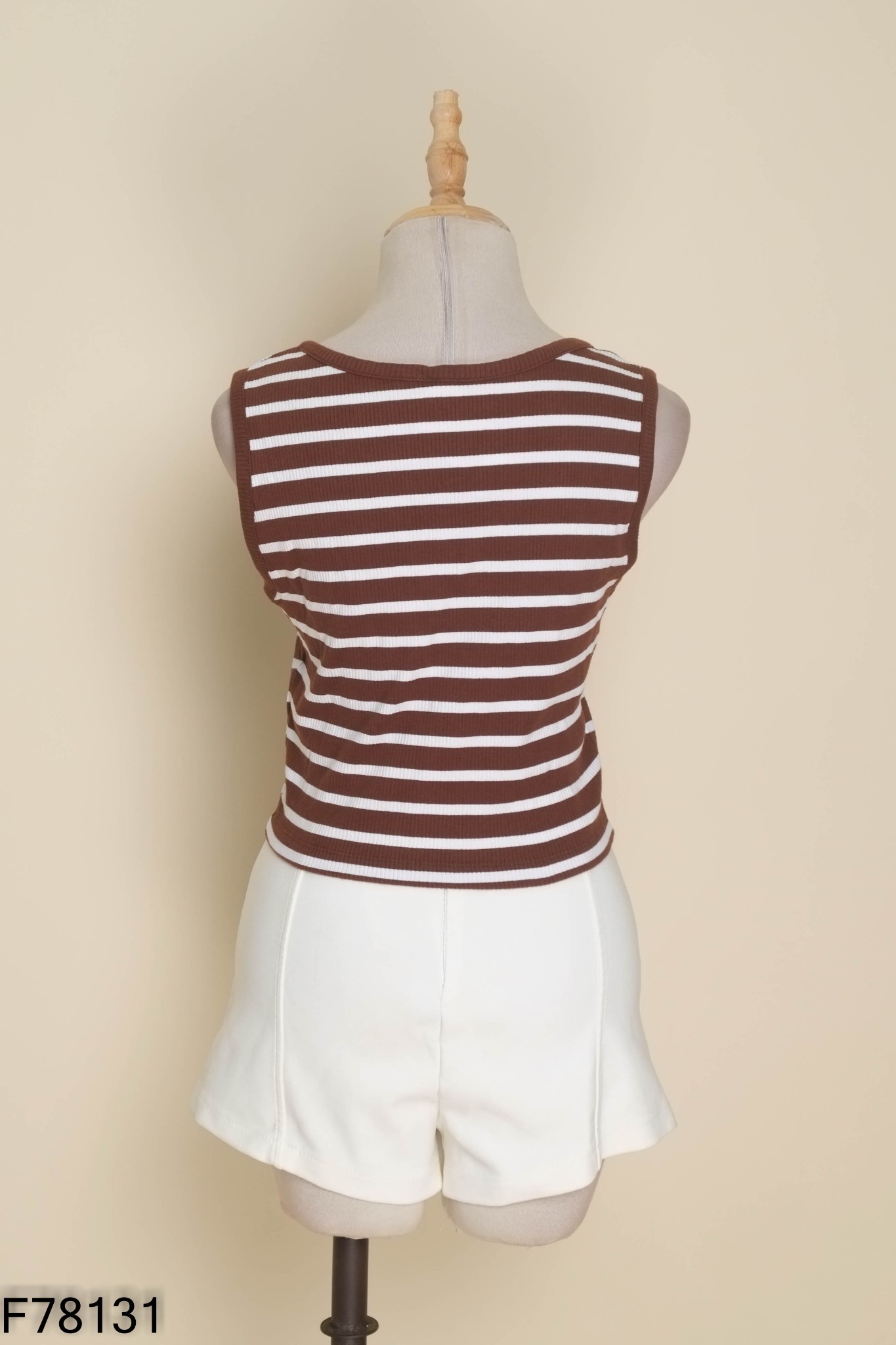 Set Áo sát nách nâu kẻ + quần shorts trắng