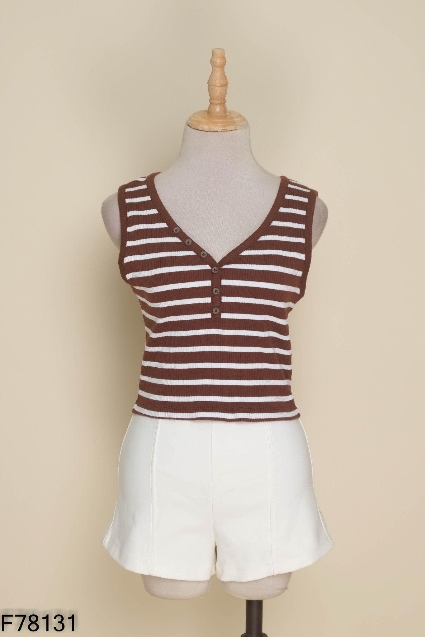 Set Áo sát nách nâu kẻ + quần shorts trắng