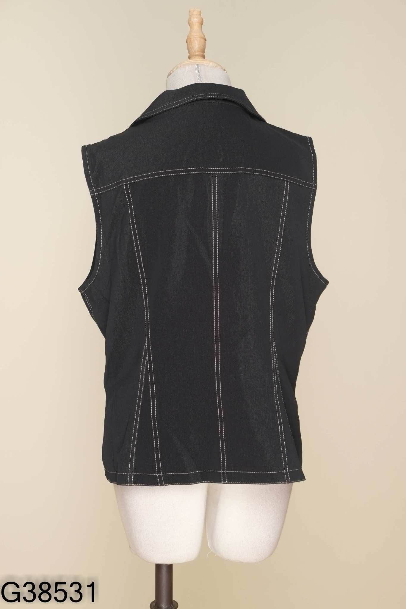 Áo cổ vest đen sát nách