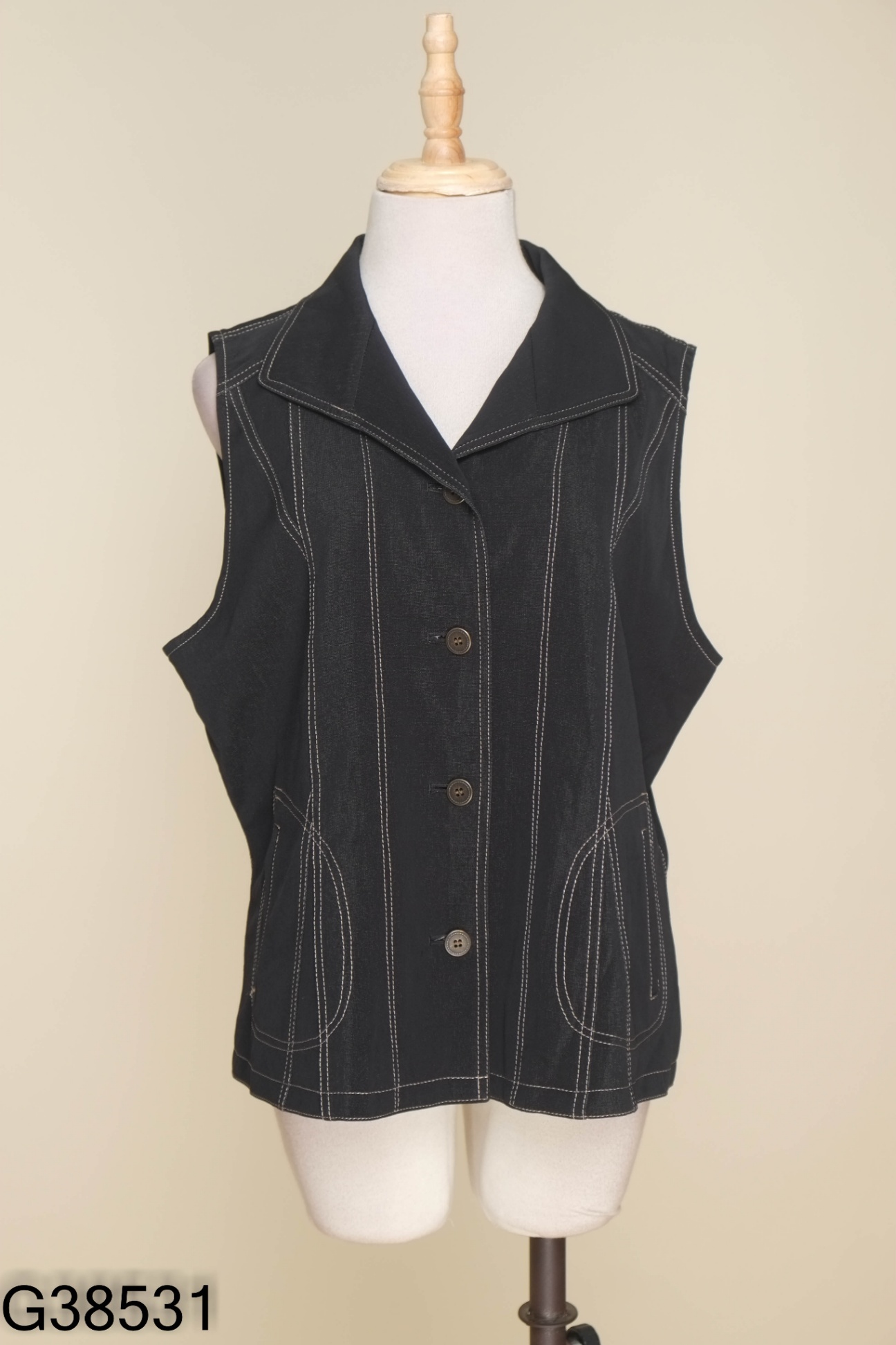 Áo cổ vest đen sát nách