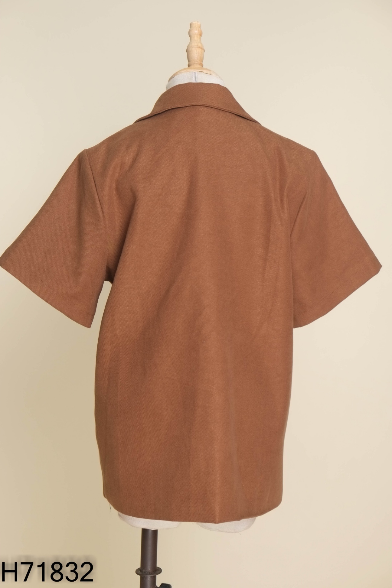 Áo cổ vest nâu nhung tăm