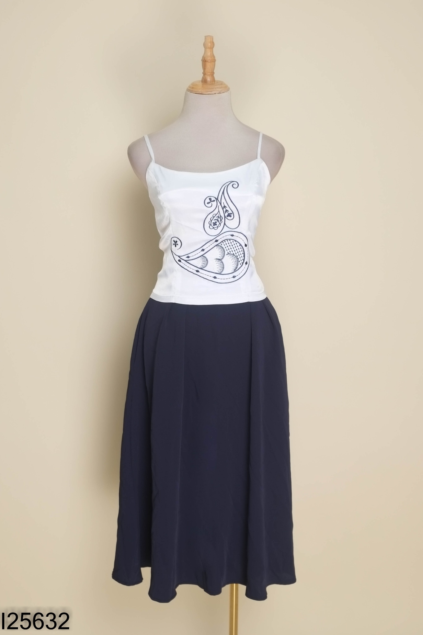 Set áo hai dây trắng thêu + chân váy xanh