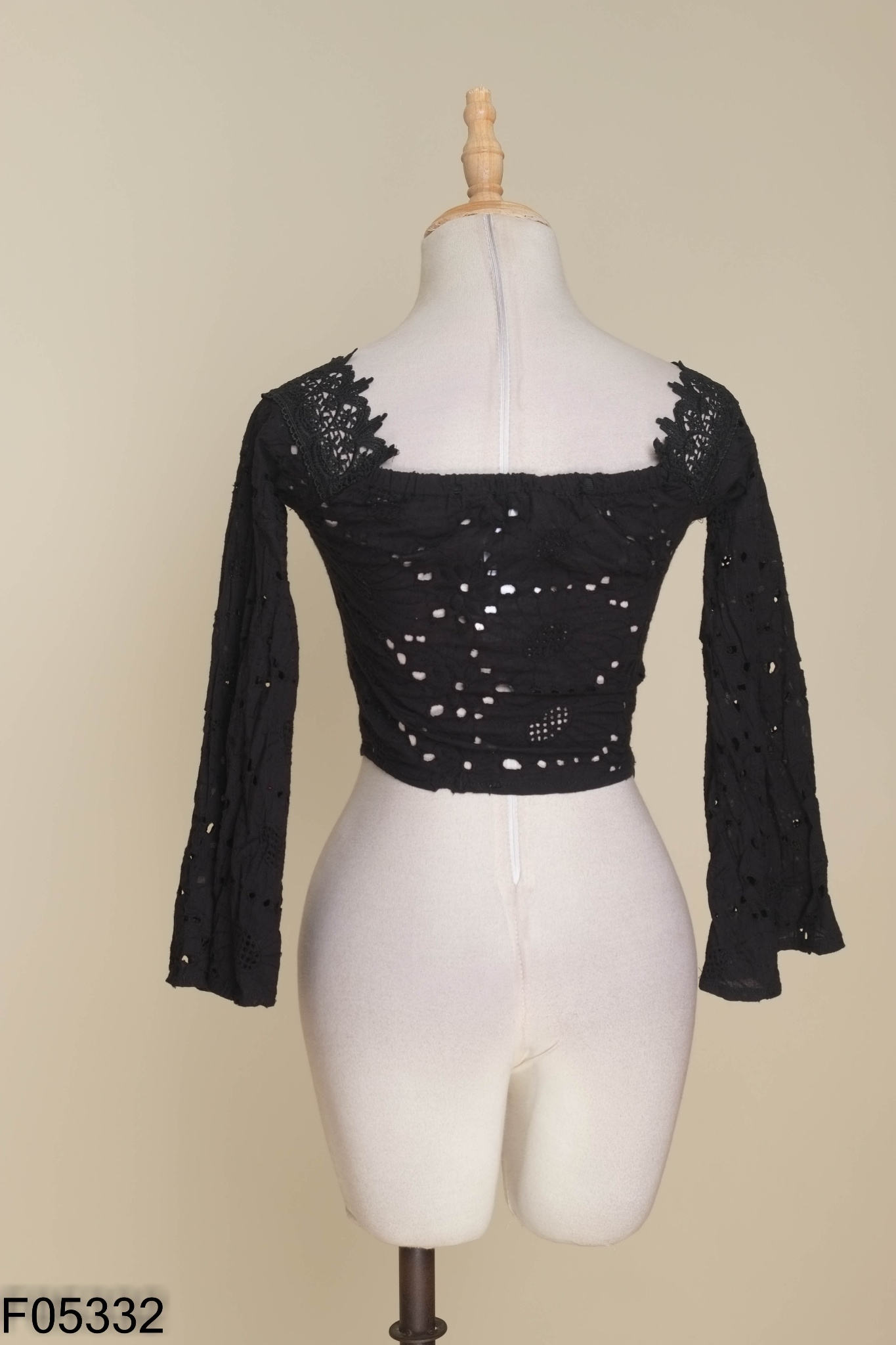 Áo đen đan dây trước