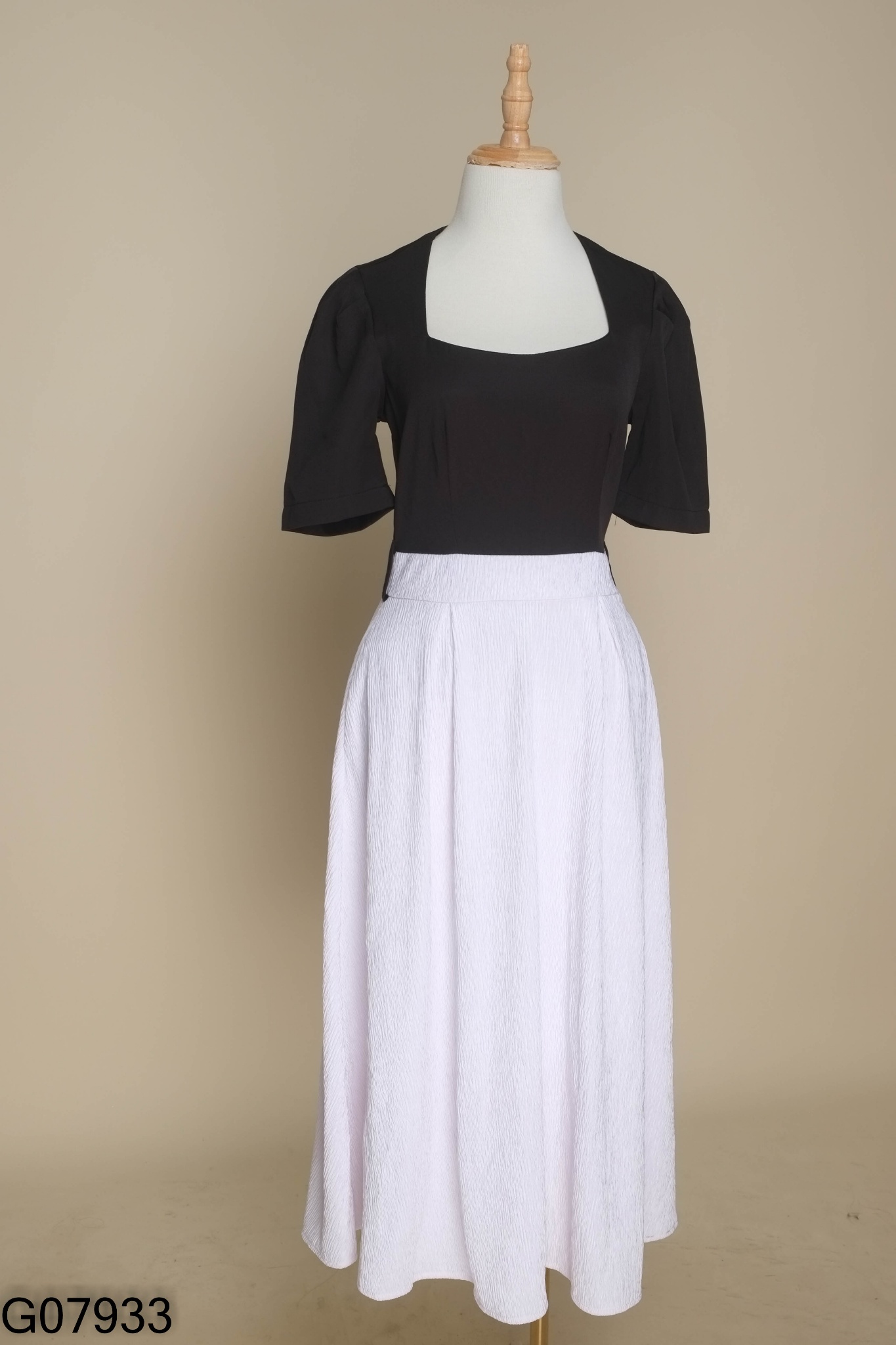Váy đen phối trắng cổ vuông