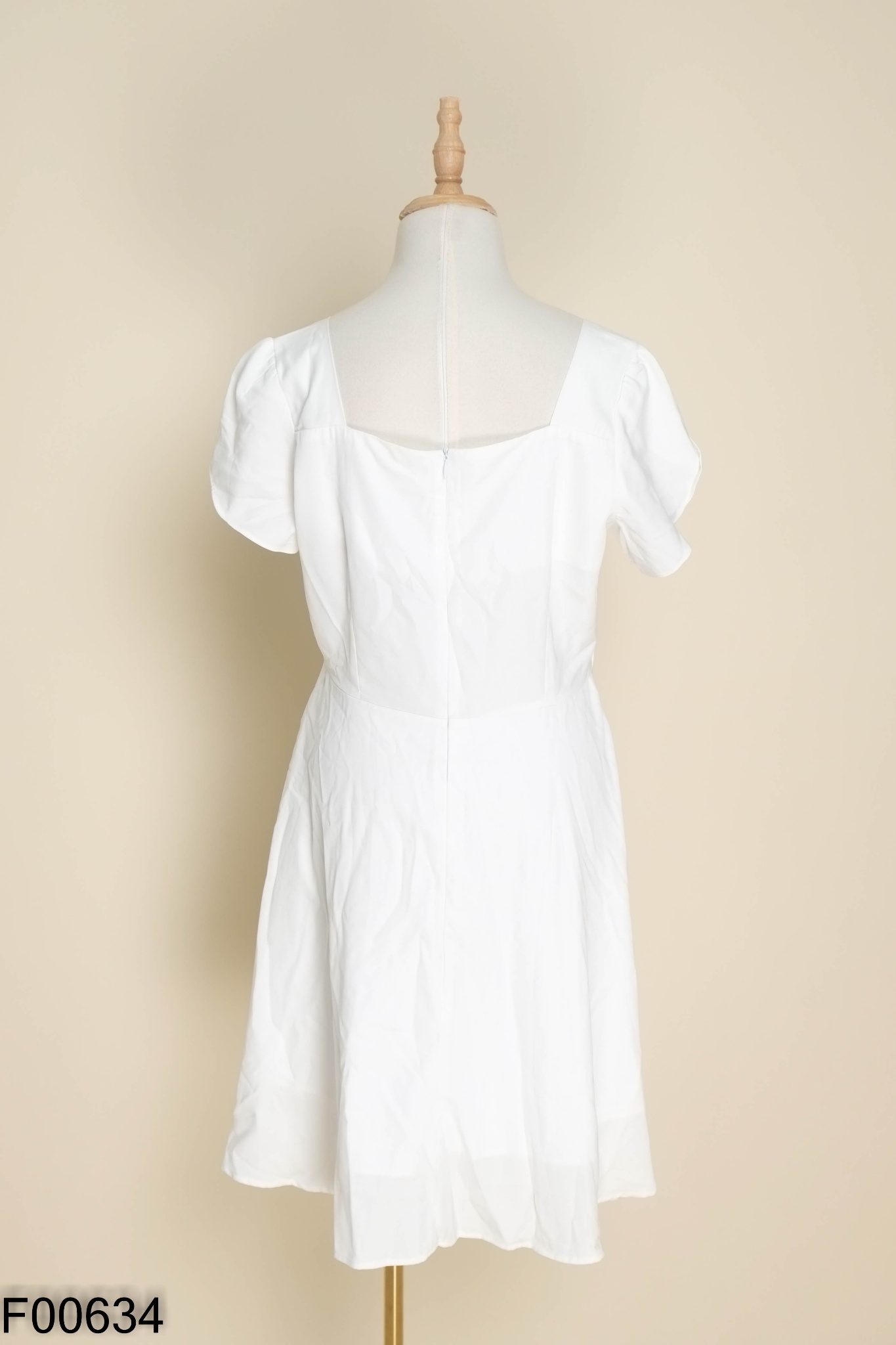 NEWTAG Váy GUMAC trắng cổ vuông