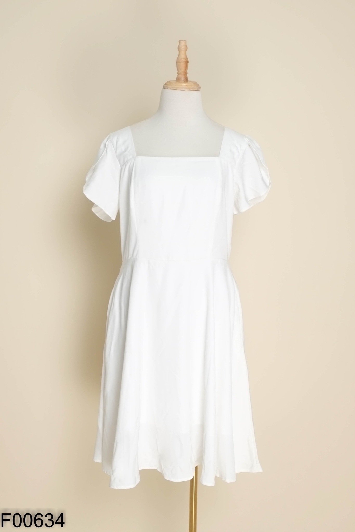 NEWTAG Váy GUMAC trắng cổ vuông