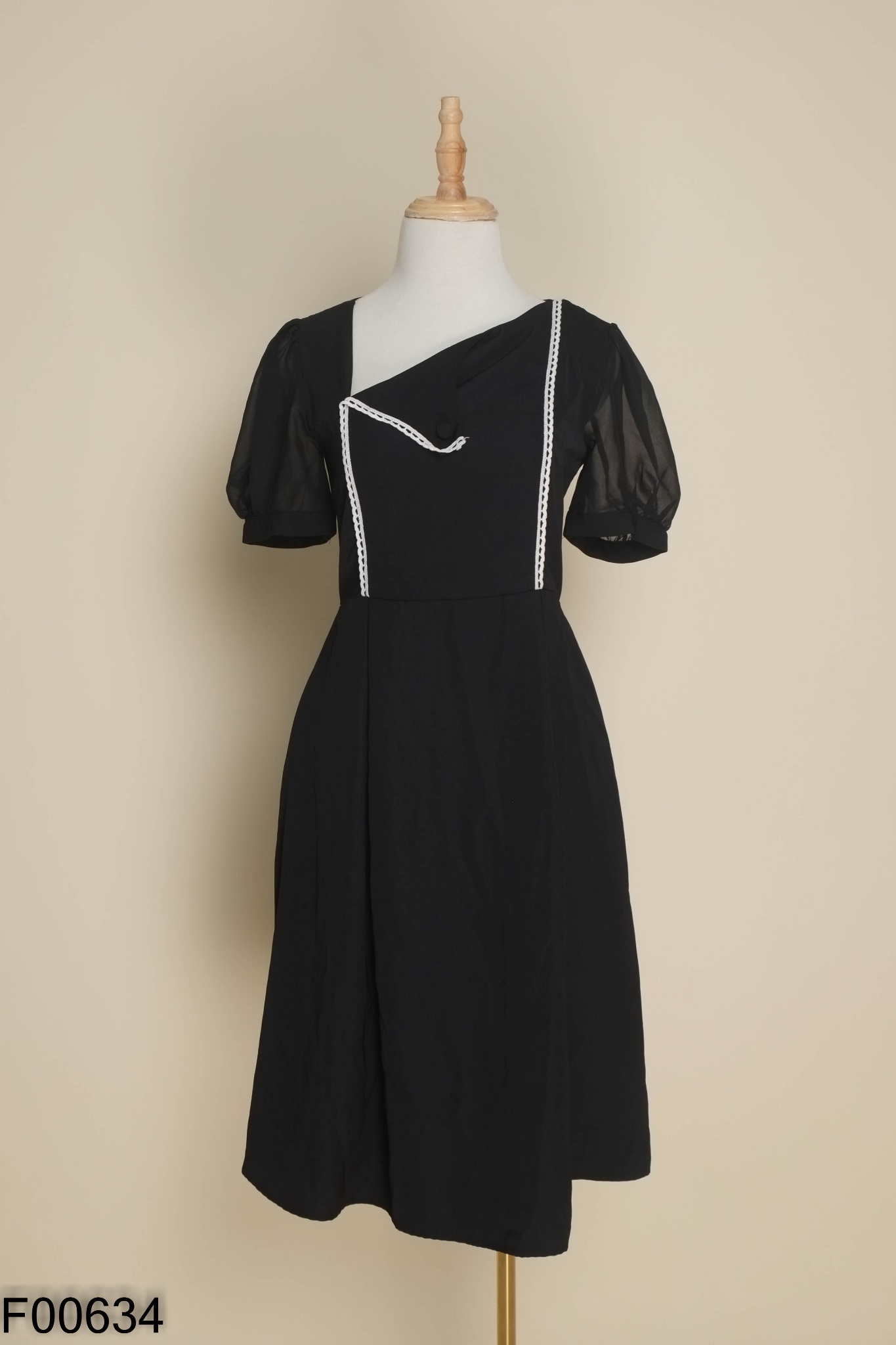 Váy GUMAC đen chỉ trắng