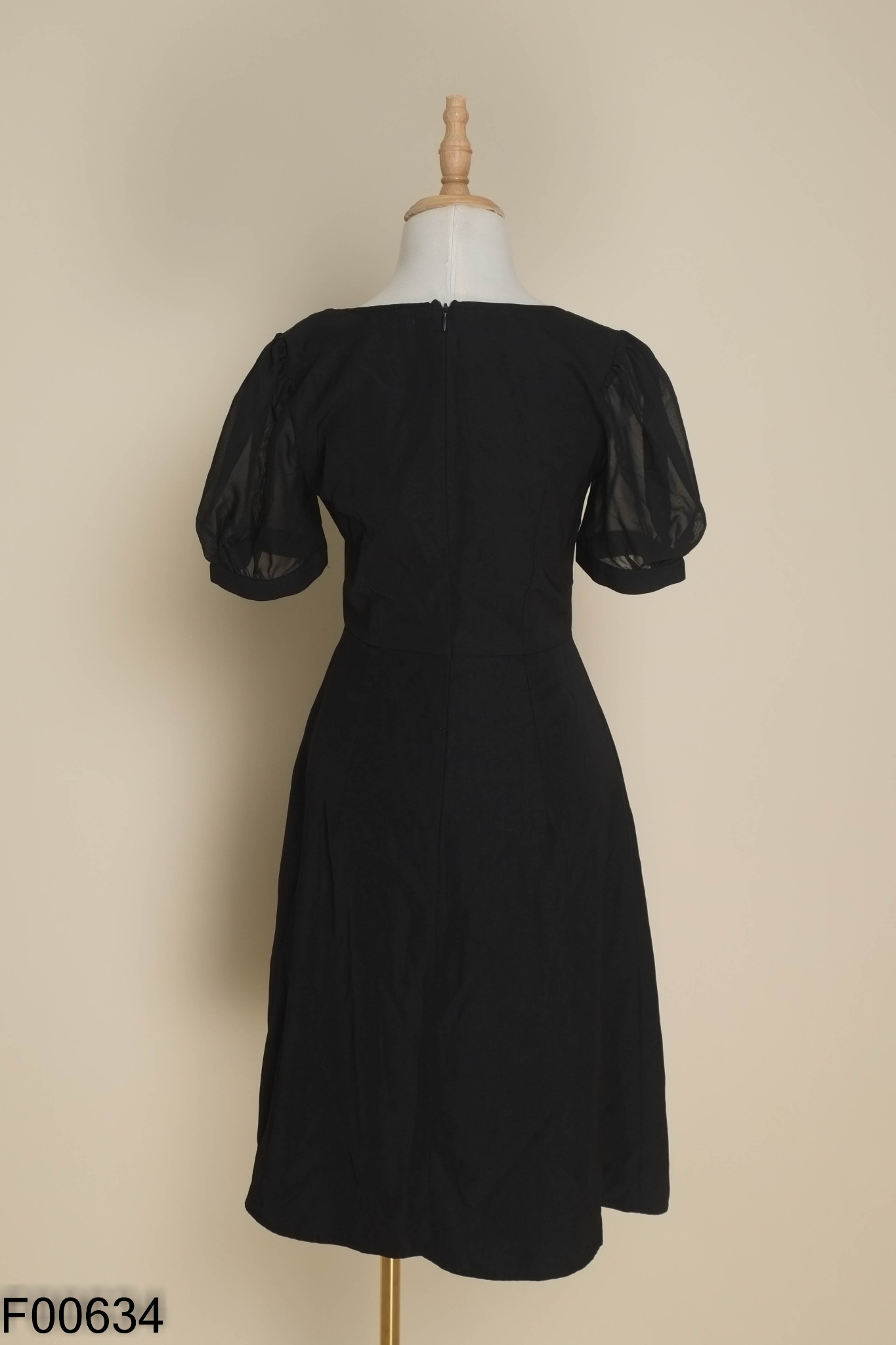 Váy GUMAC đen chỉ trắng