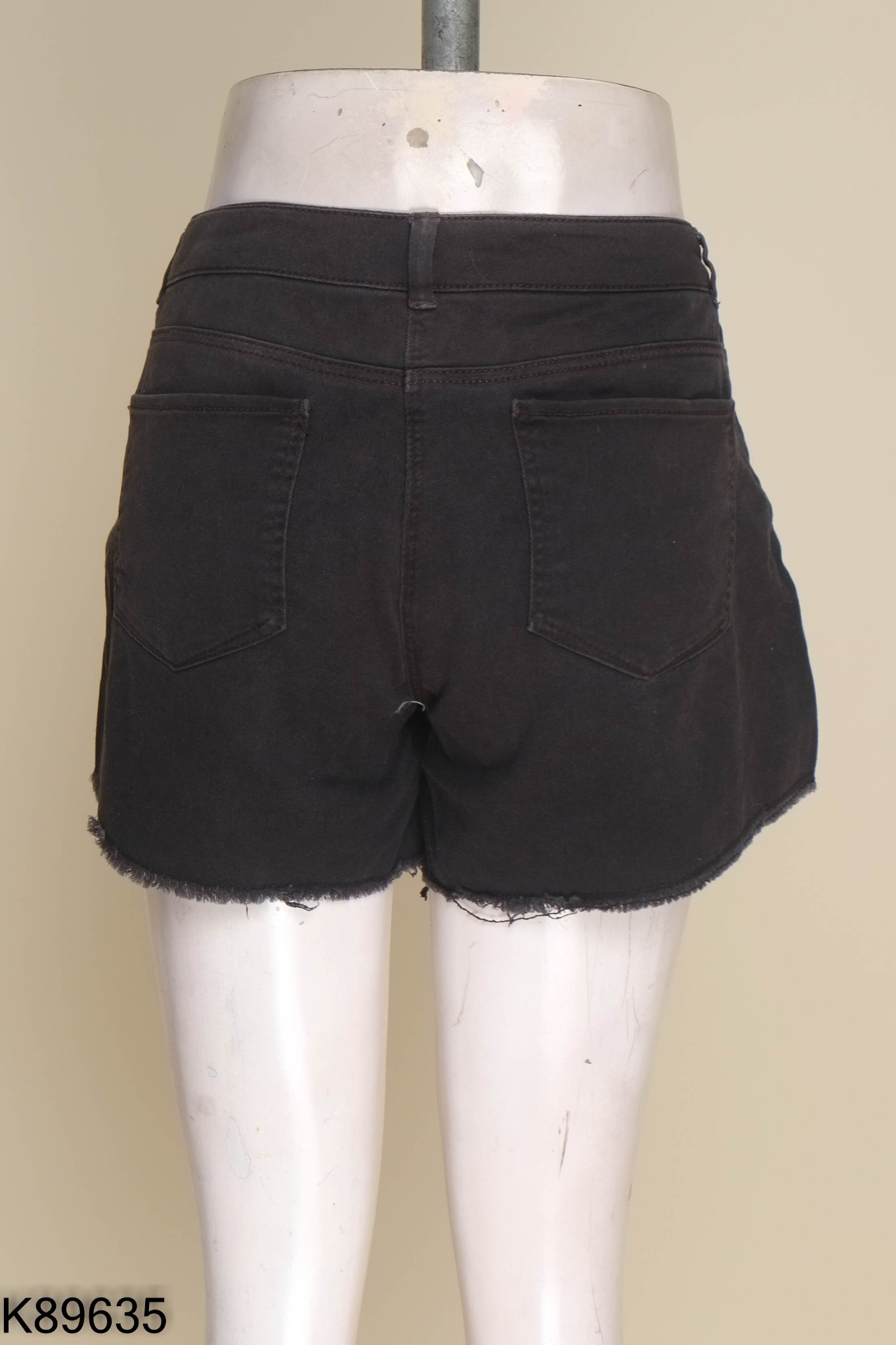 Quần short jeans đen tua rua