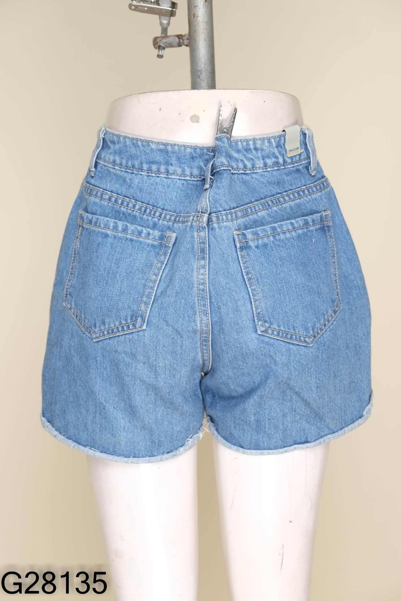 Quần shorts xanh in chữ đen
