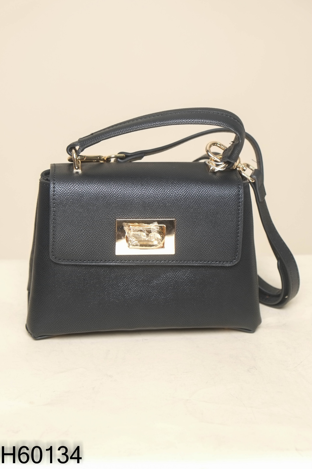 Túi da đen khóa vàng