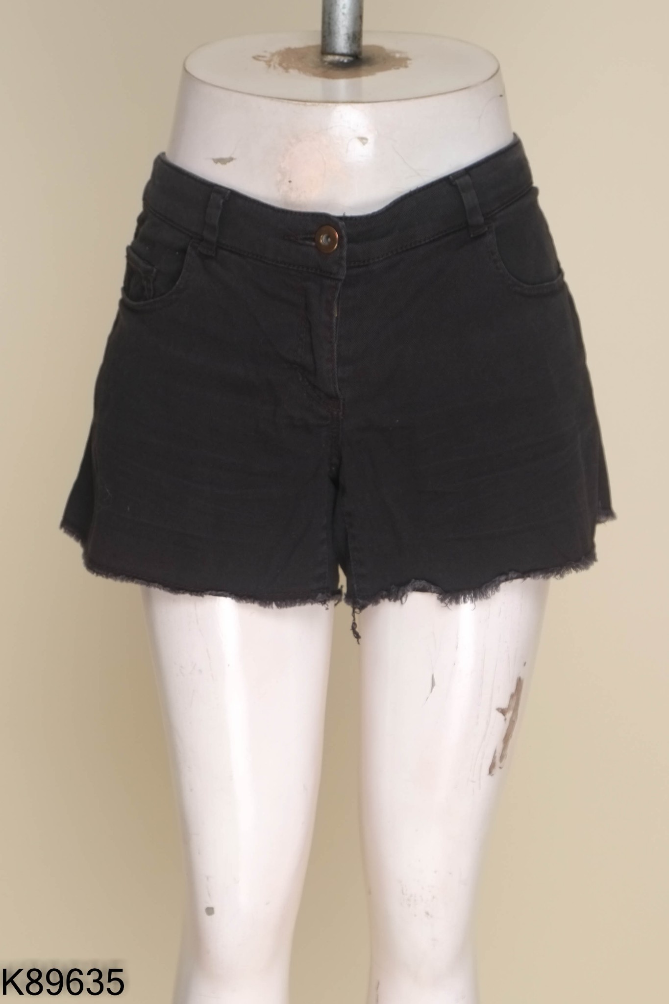 Quần short jeans đen tua rua