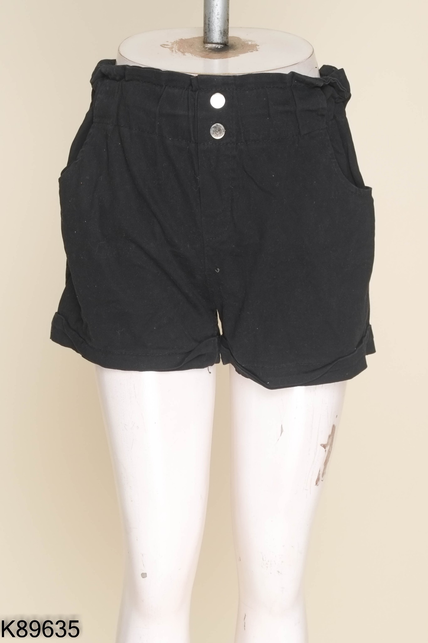 Quần shorts đen phối khuy bạc